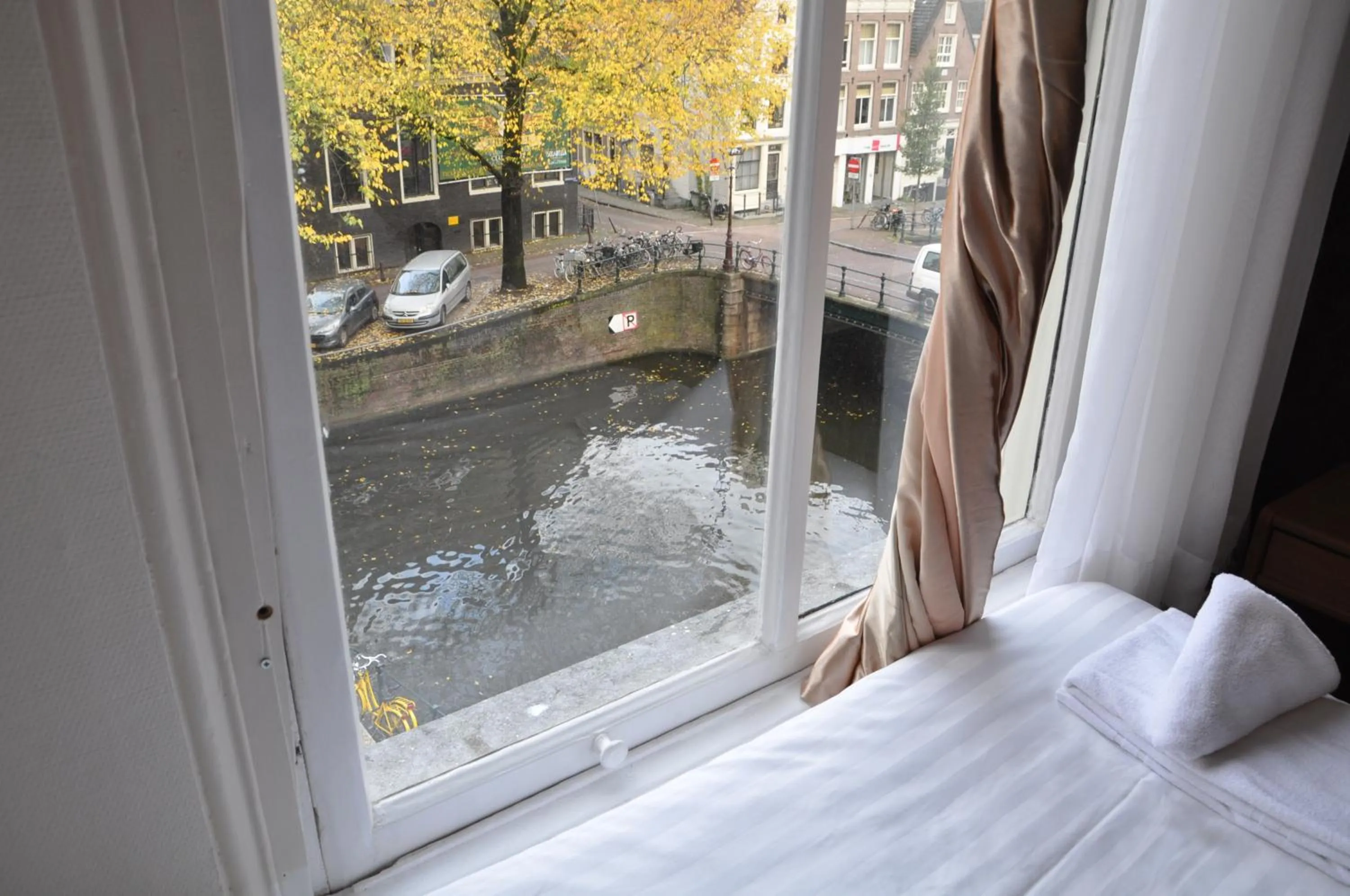 Bed in Hotel Amsterdam Inn