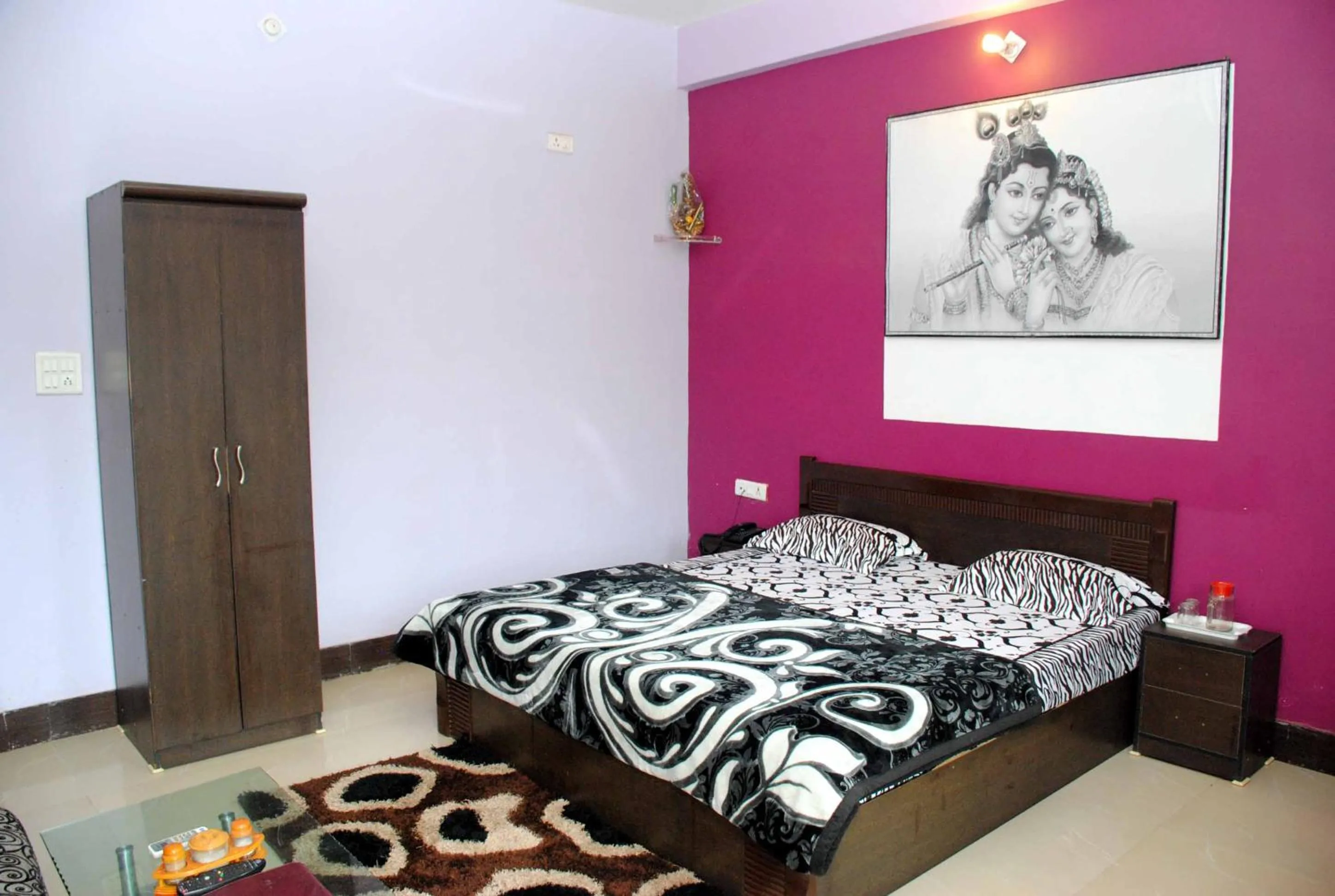 Bedroom, Bed in Hill View