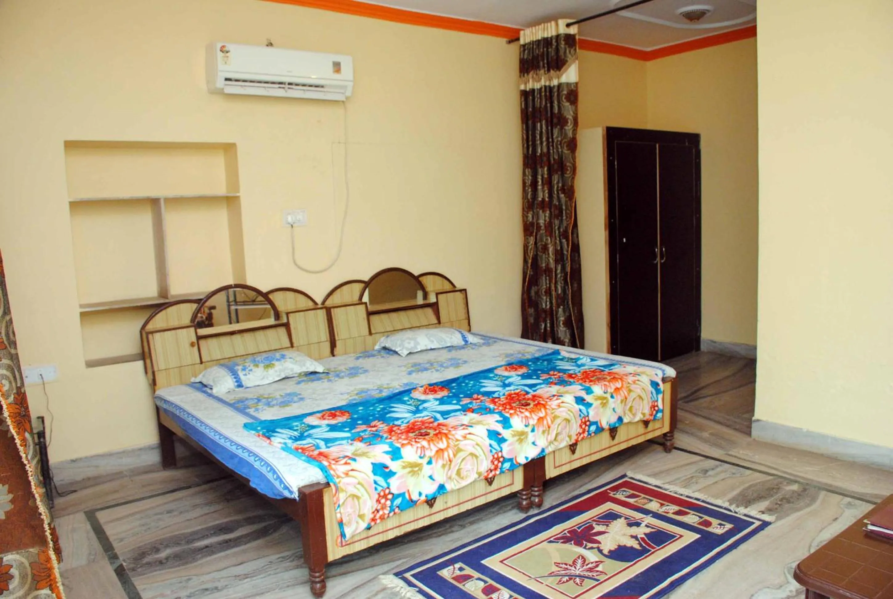 Bedroom, Bed in Hill View