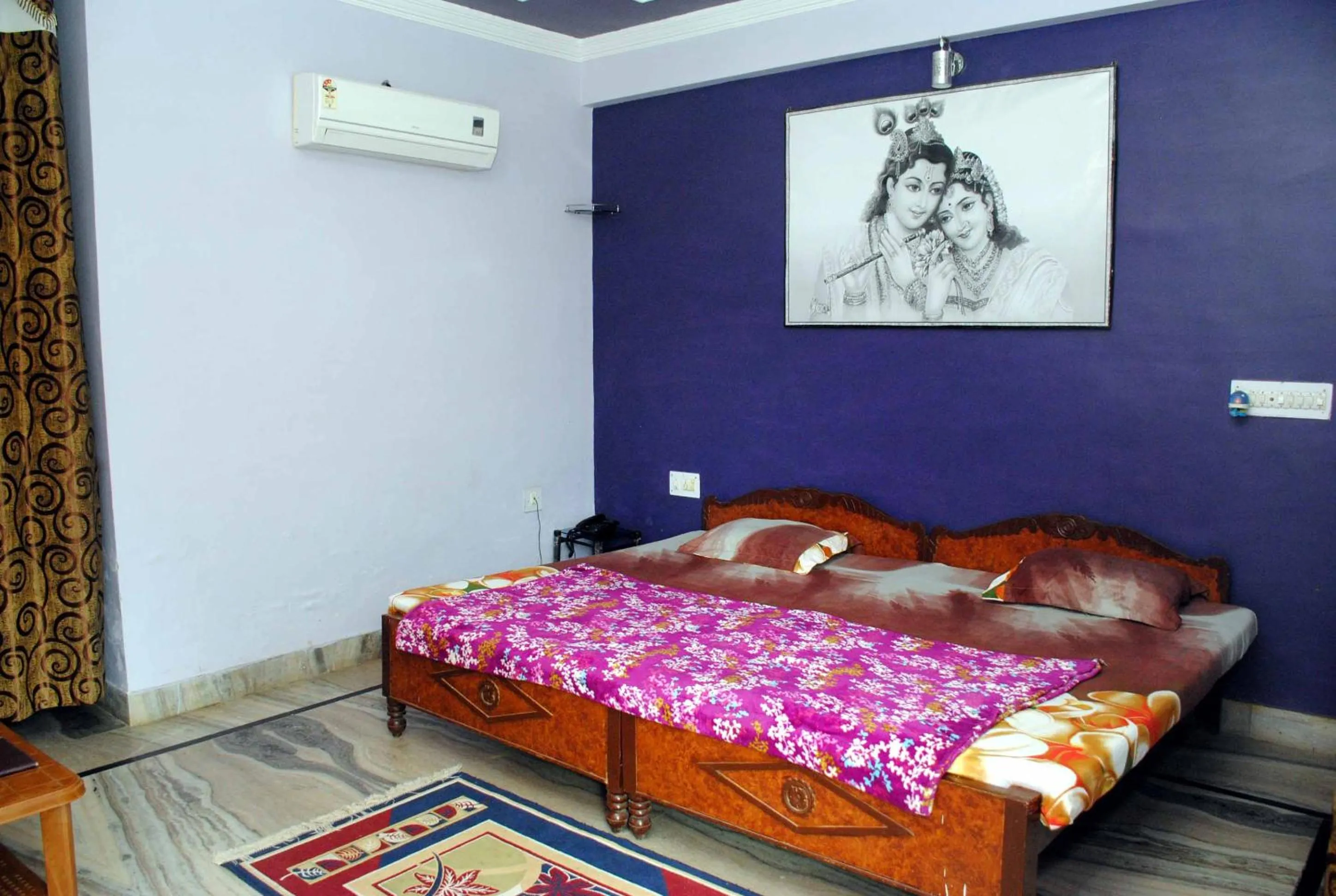 Bedroom, Bed in Hill View