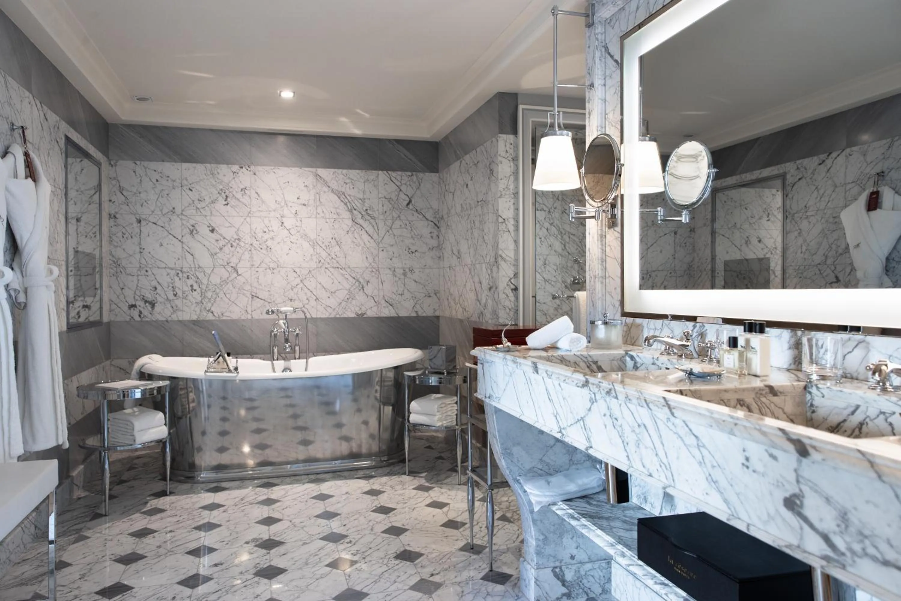 Shower in La Réserve Paris Hotel & Spa