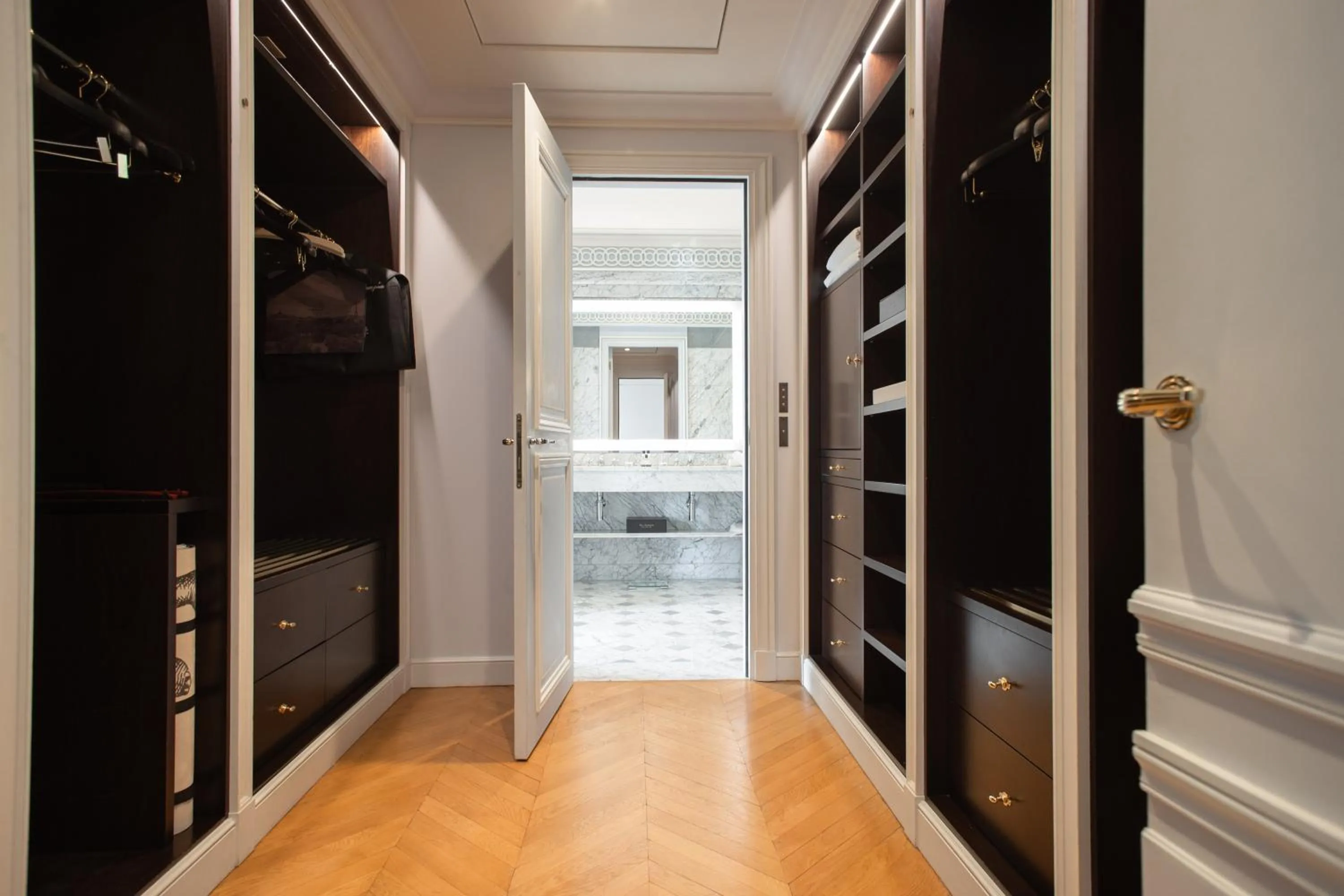 wardrobe in La Réserve Paris Hotel & Spa