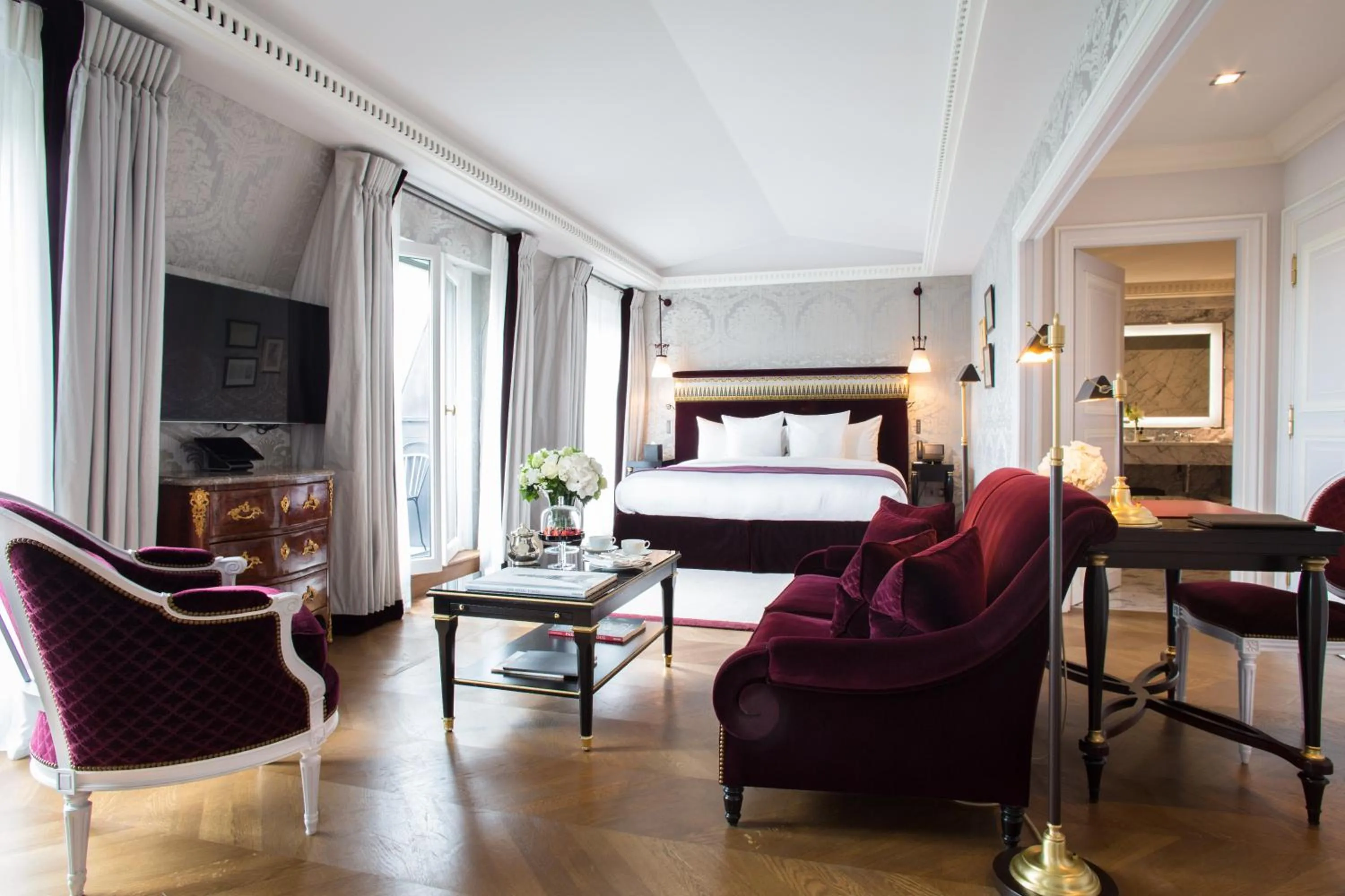 Photo of the whole room, Bed in La Réserve Paris Hotel & Spa