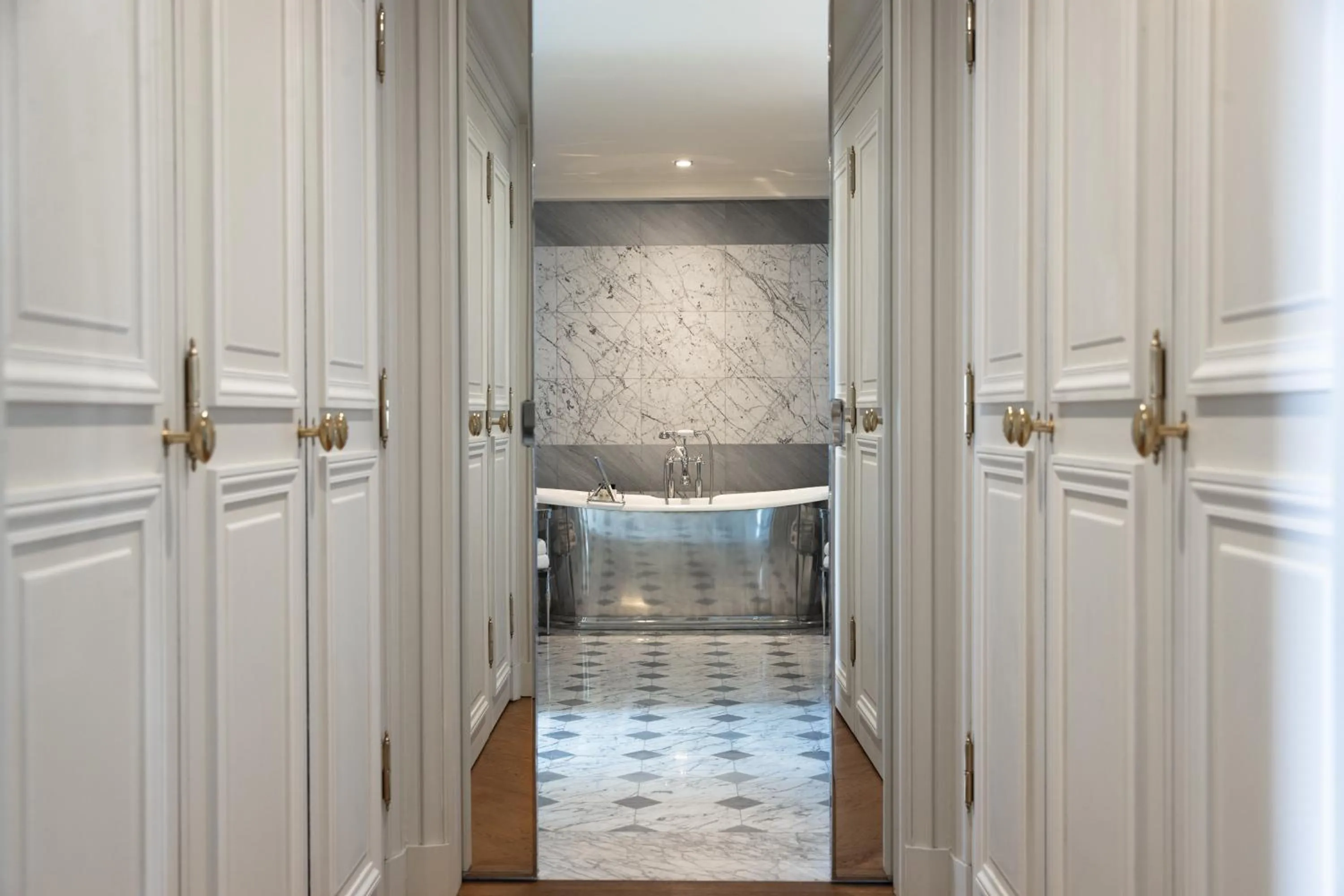 Bath, Bed in La Réserve Paris Hotel & Spa