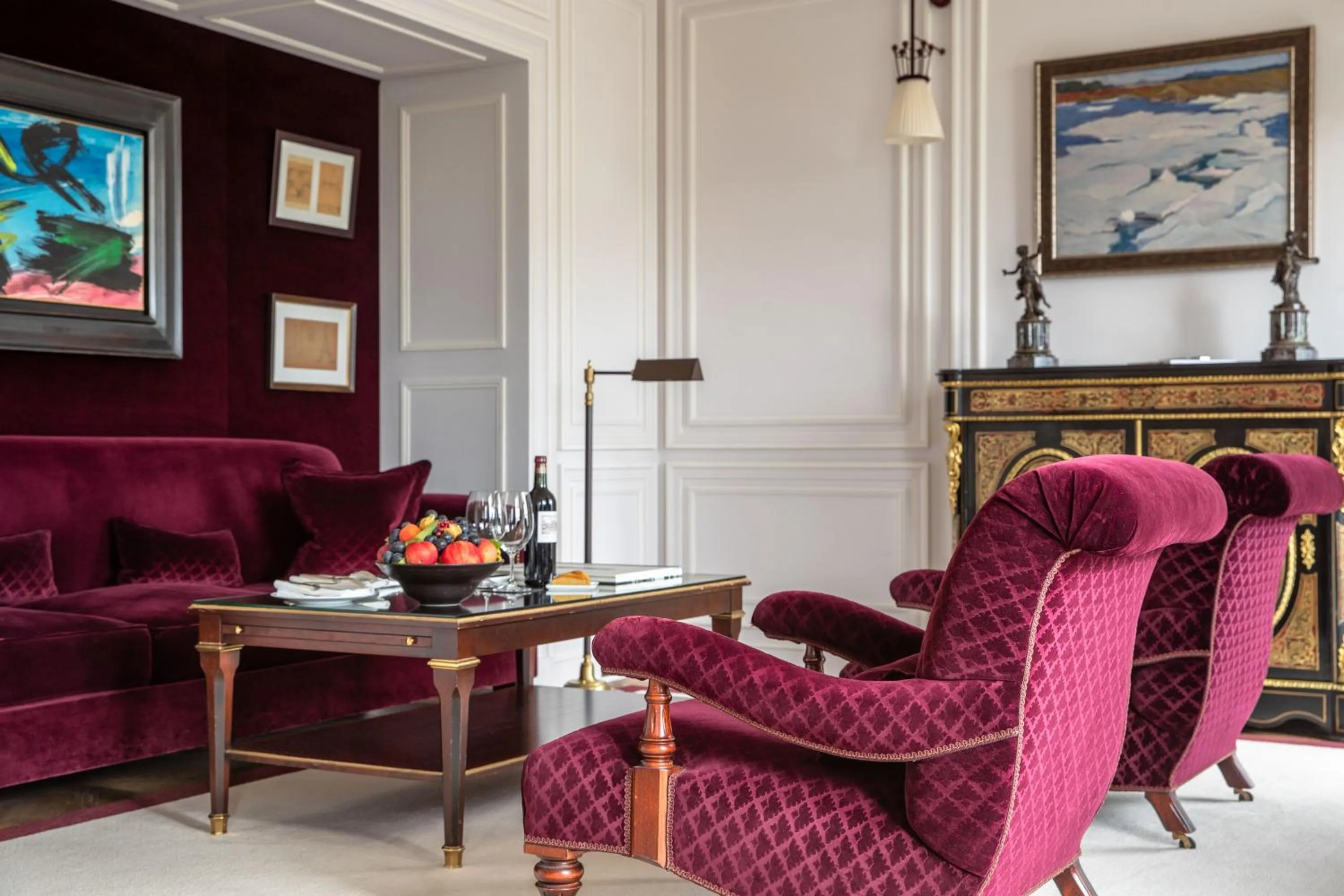 Living room in La Réserve Paris Hotel & Spa