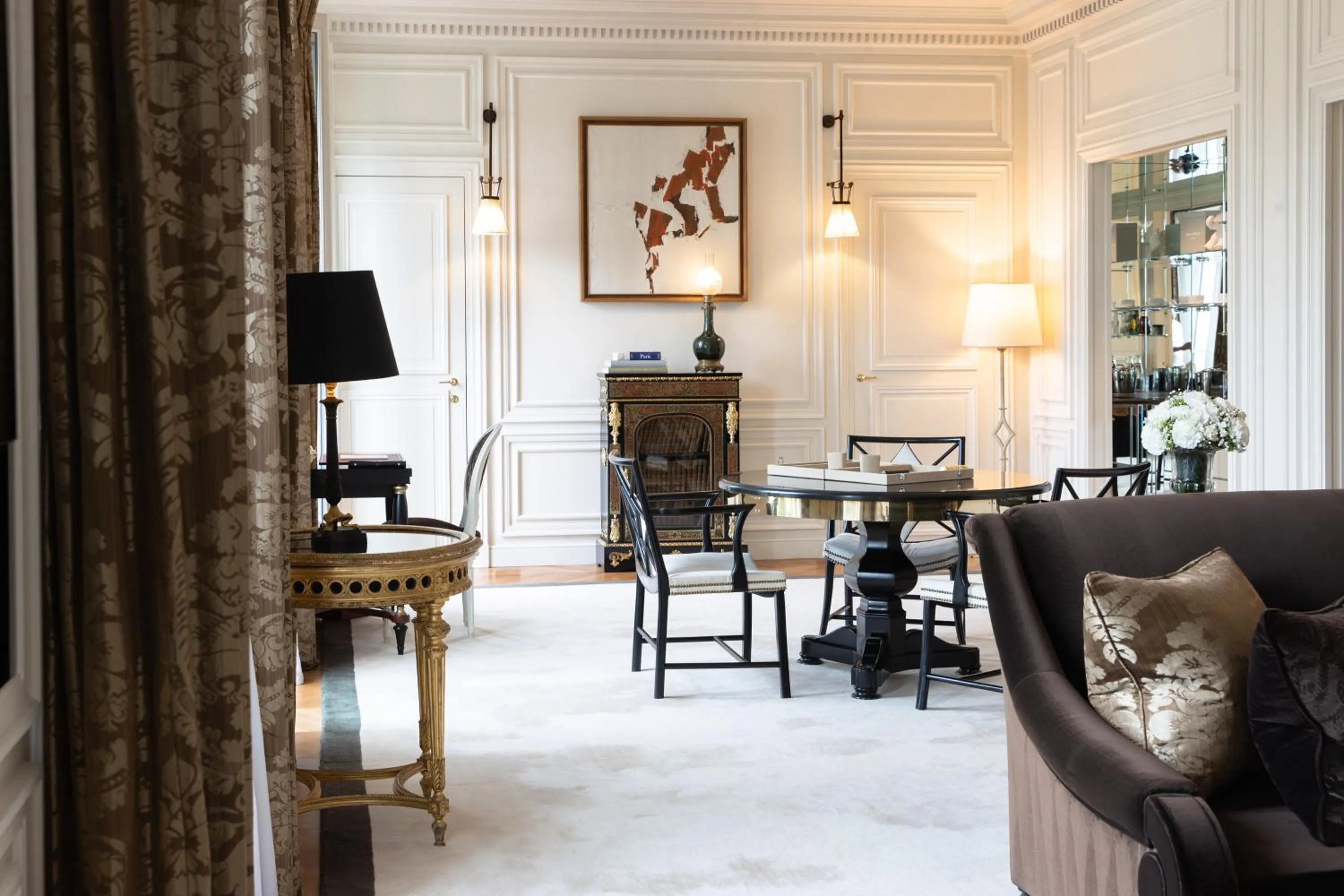 Living room in La Réserve Paris Hotel & Spa