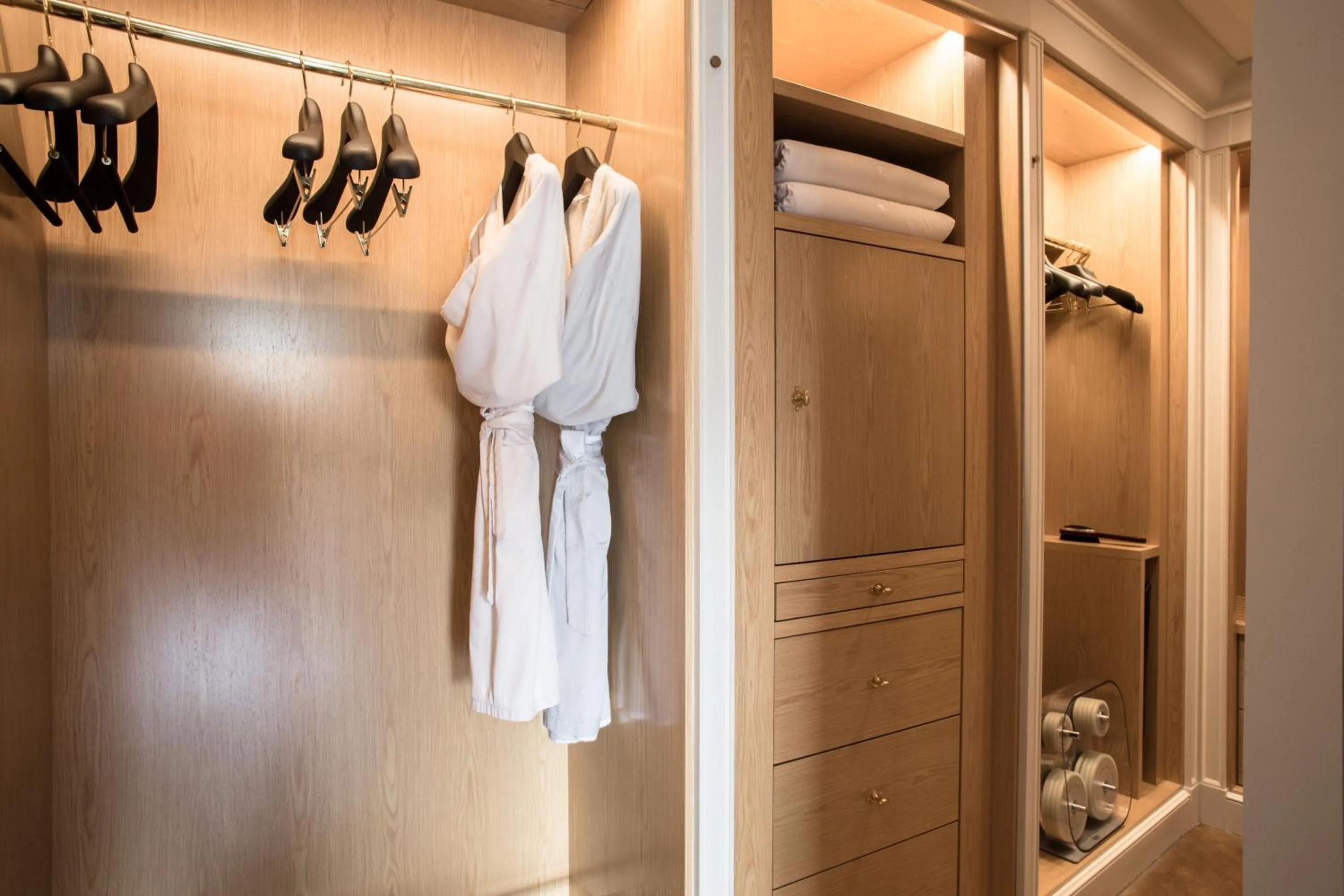 wardrobe in La Réserve Paris Hotel & Spa