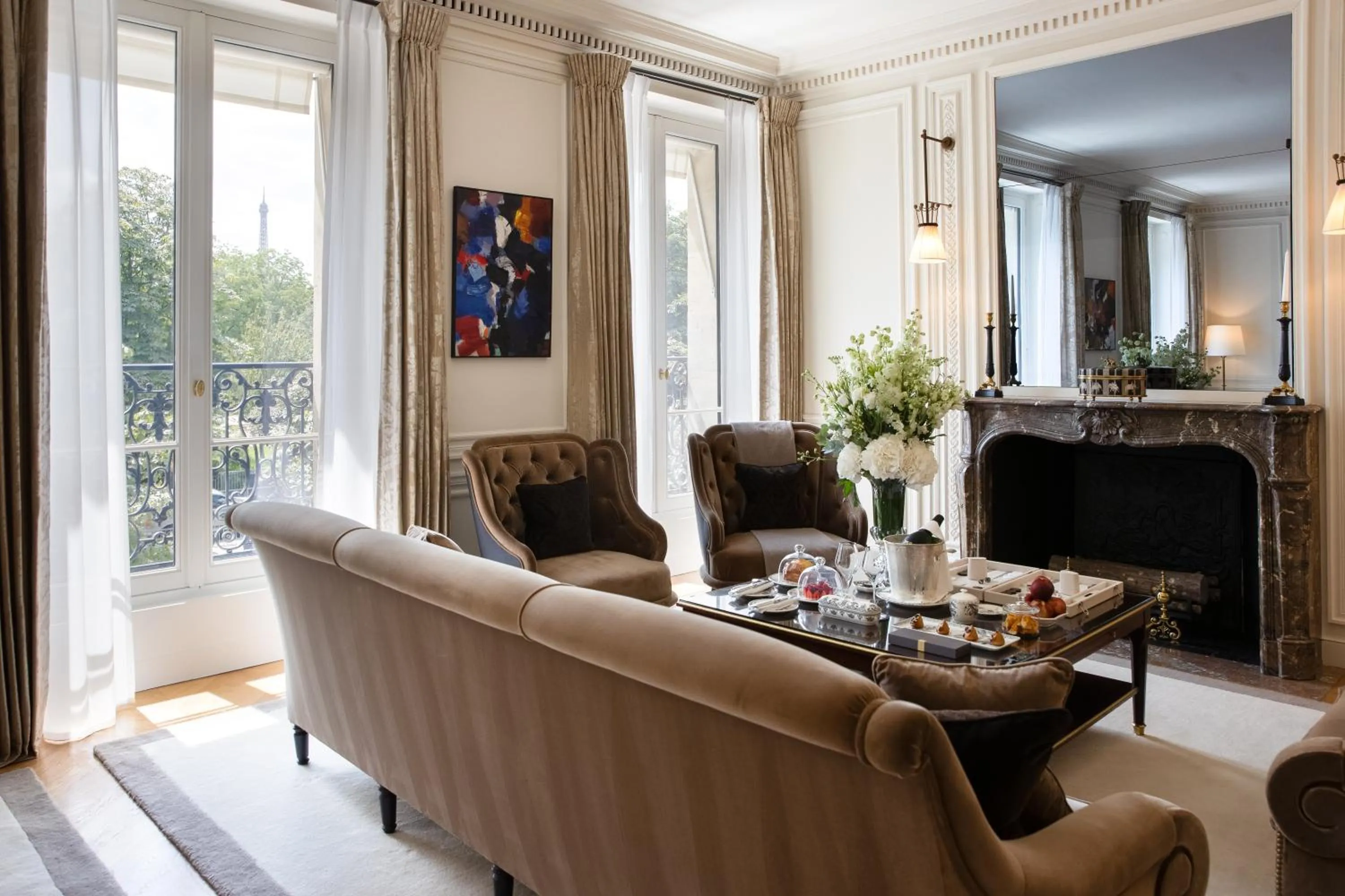 Living room in La Réserve Paris Hotel & Spa