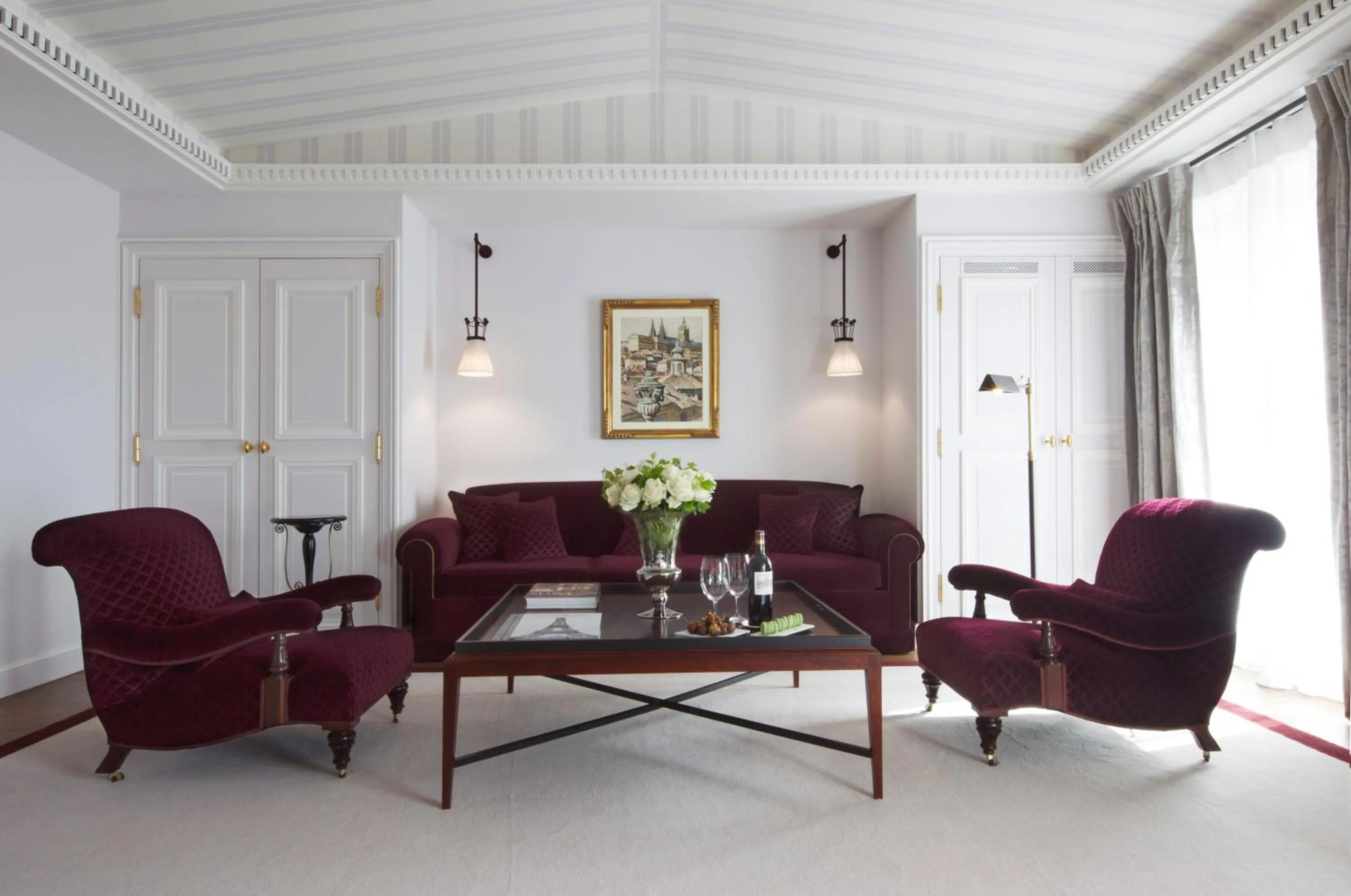 Living room in La Réserve Paris Hotel & Spa