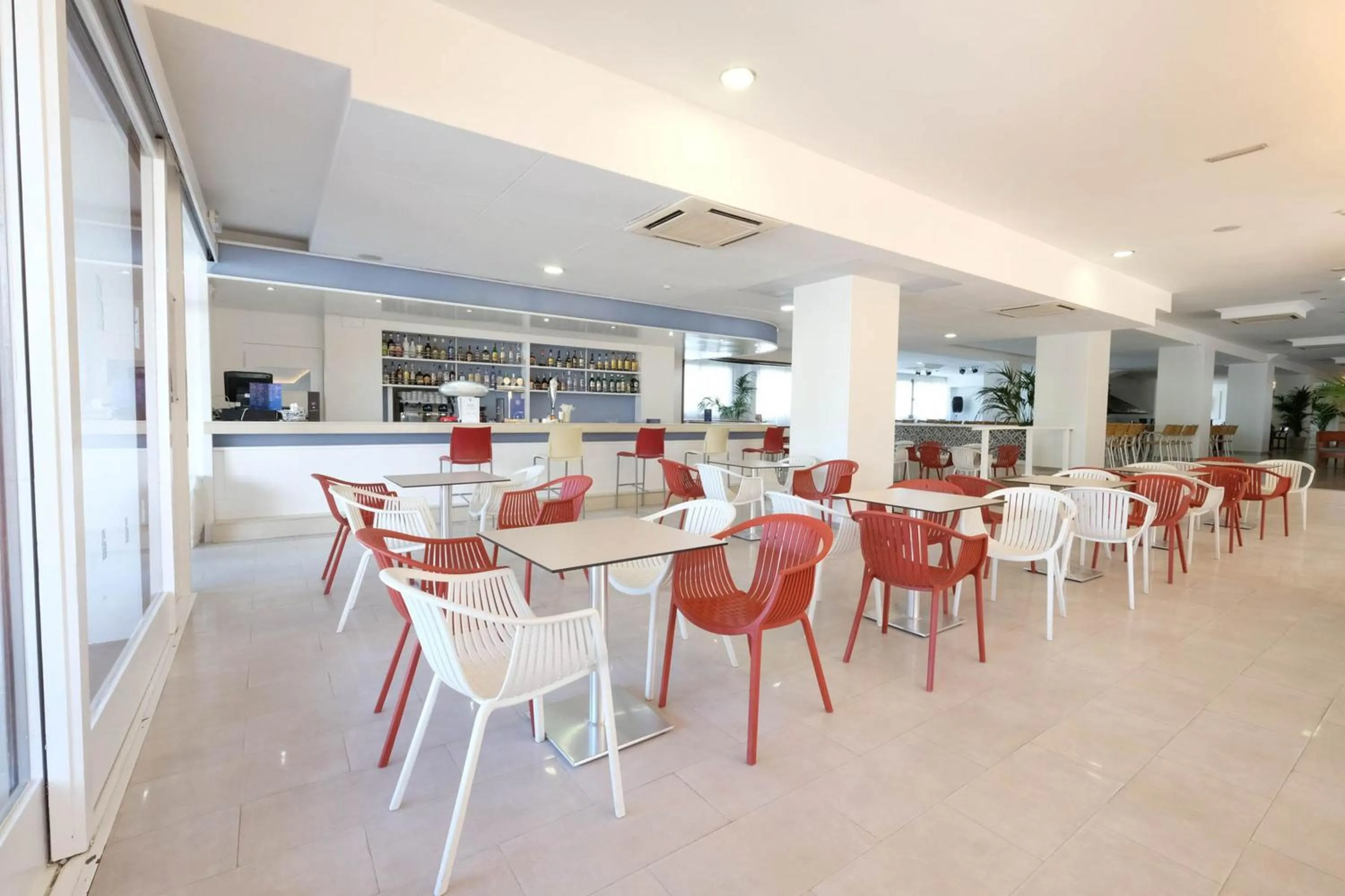 Lounge or bar in azuLine Hotel Bergantin