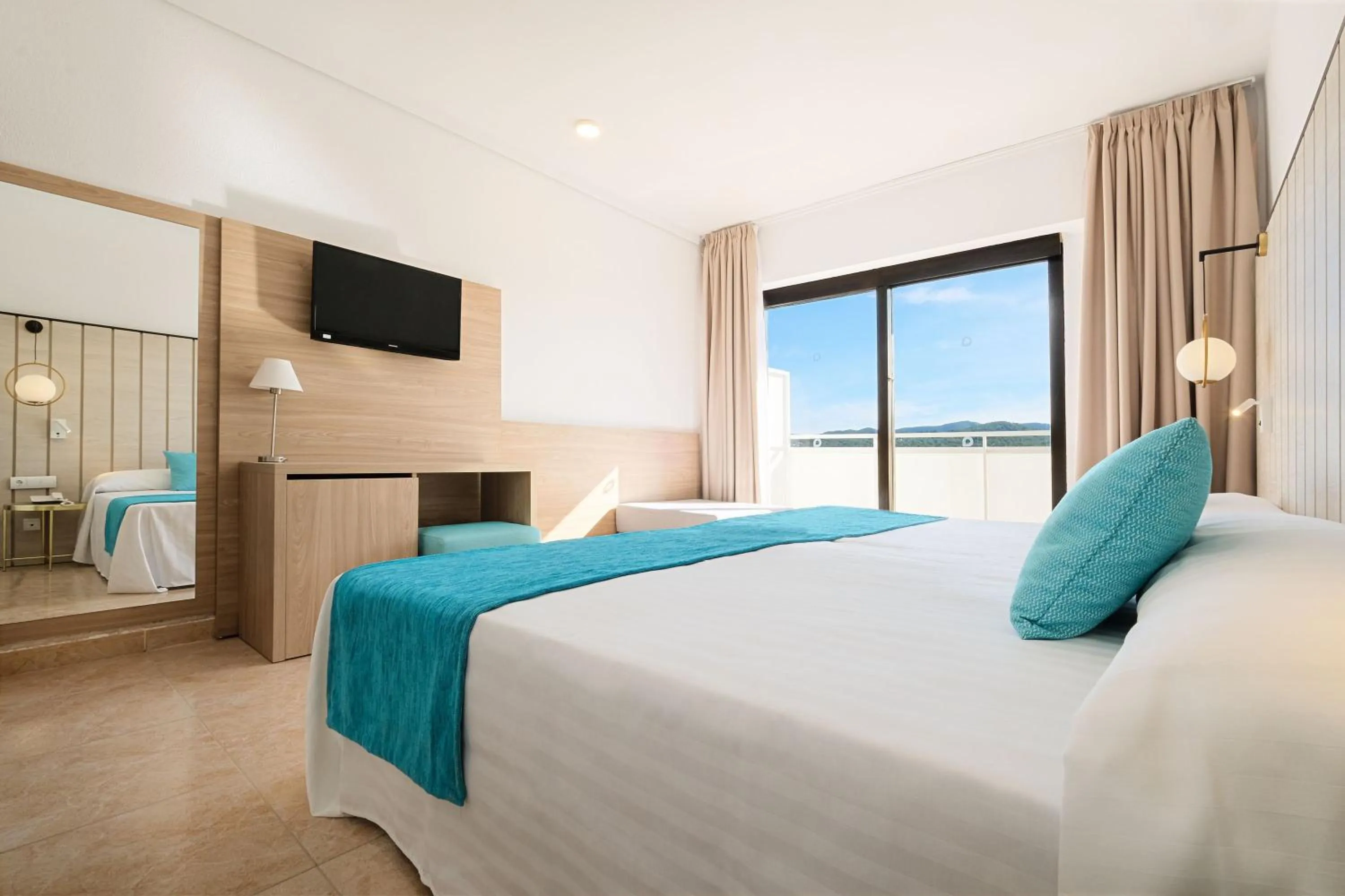 Photo of the whole room, Bed in azuLine Hotel Bergantin