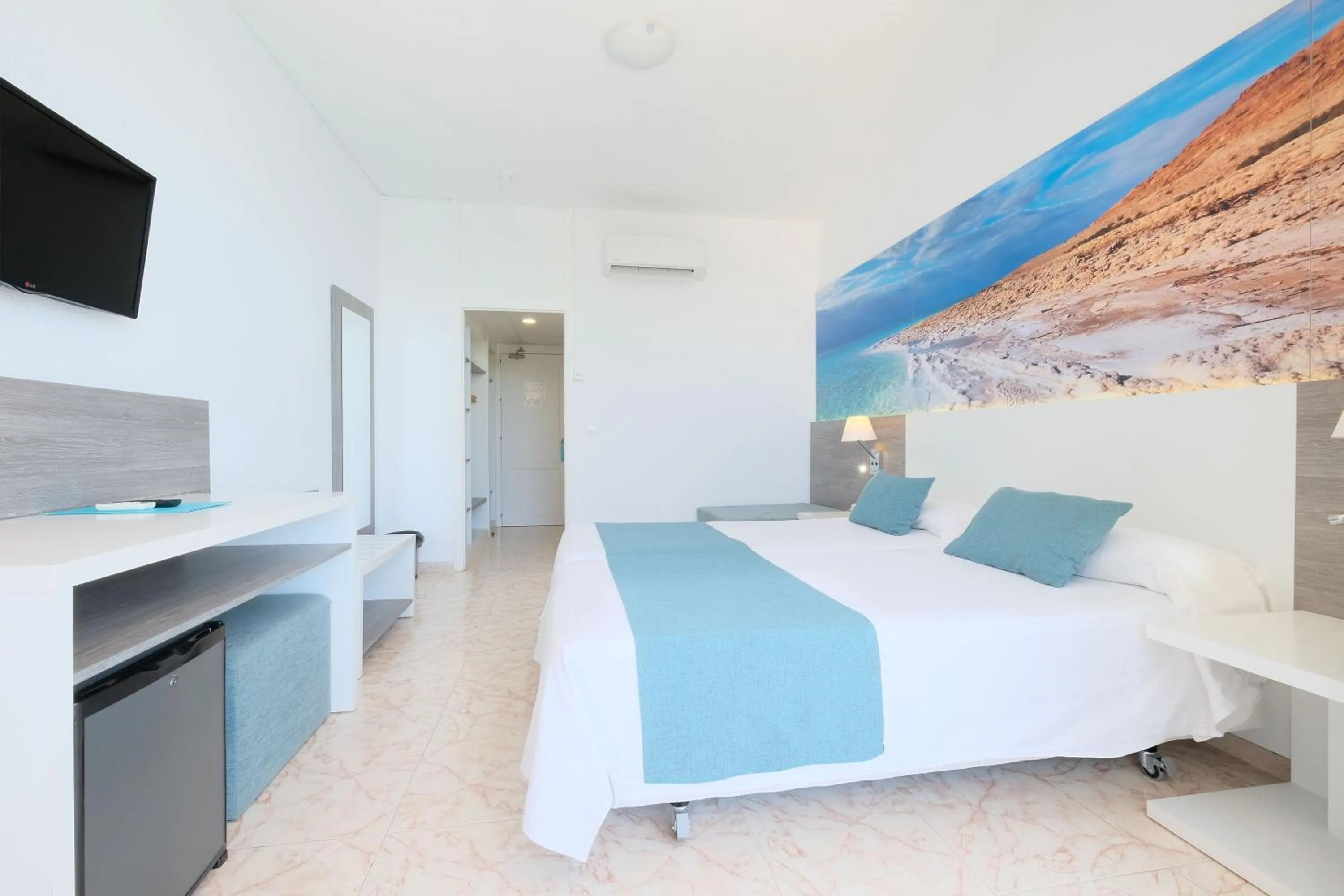 Restaurant/places to eat, Bed in azuLine Hoteles Mar Amantis & II