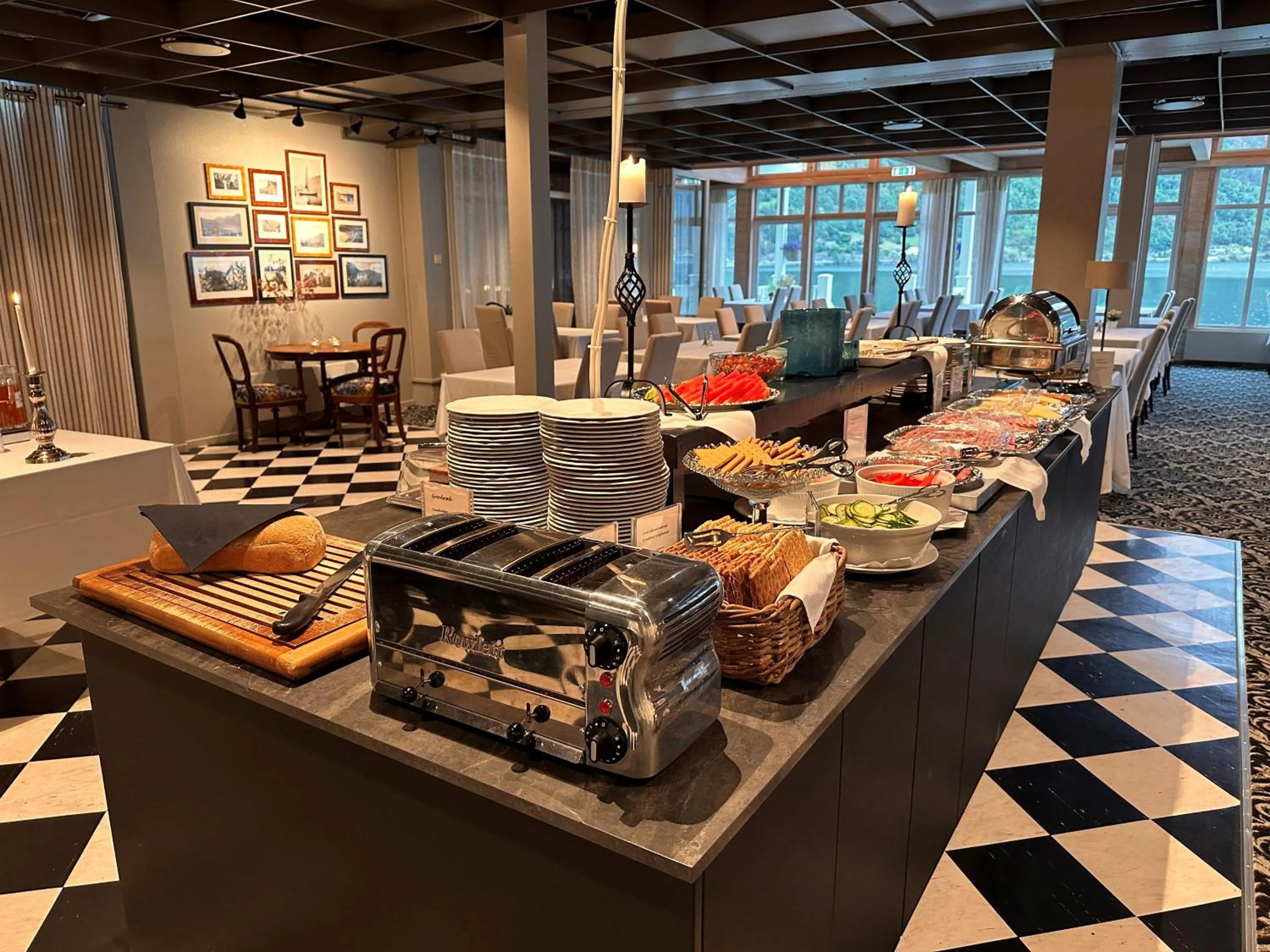 Restaurant/places to eat in Hofslund Fjord Hotel