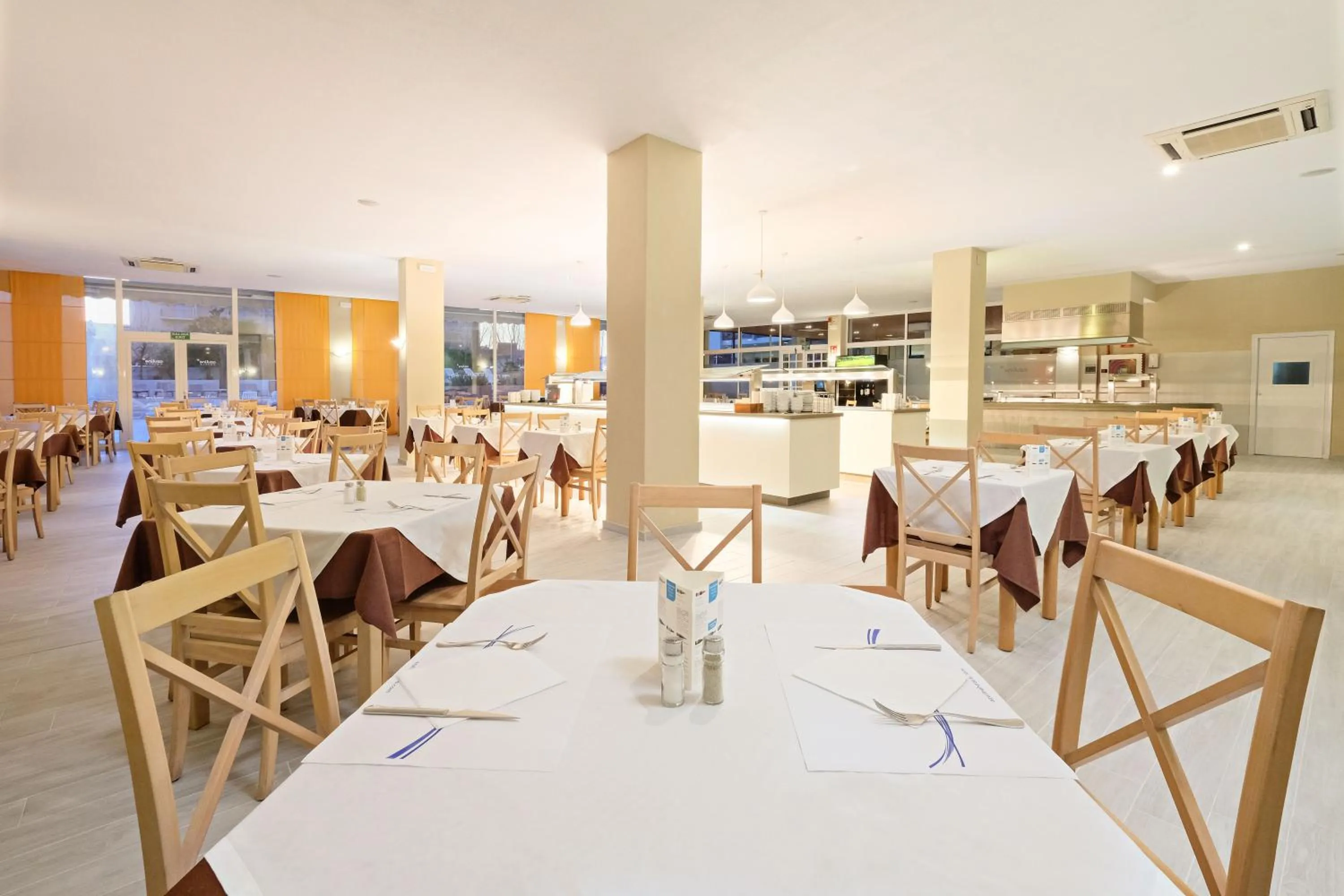 Restaurant/places to eat in azuLine Hotel Pacific