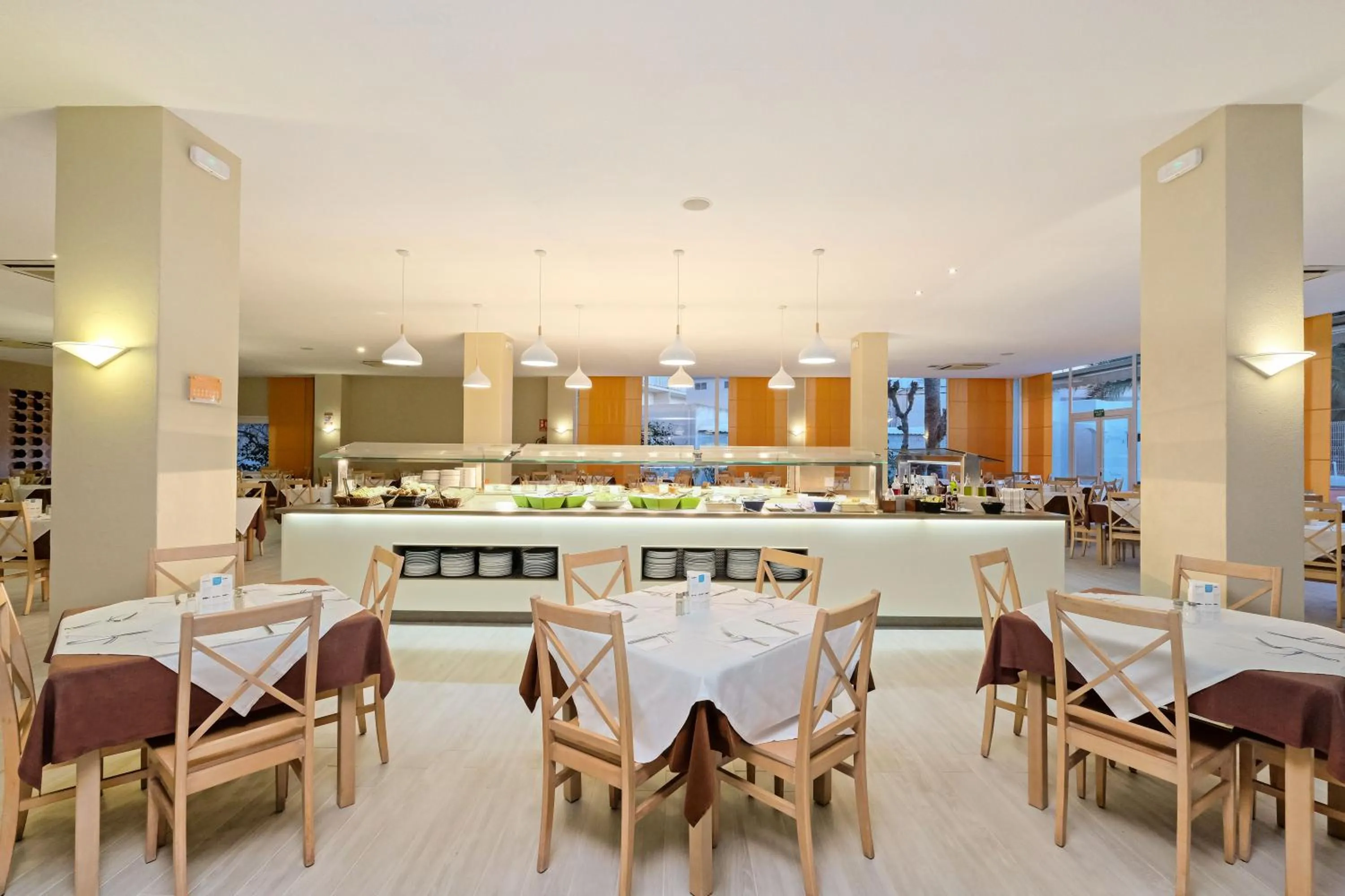 Restaurant/places to eat in azuLine Hotel Pacific