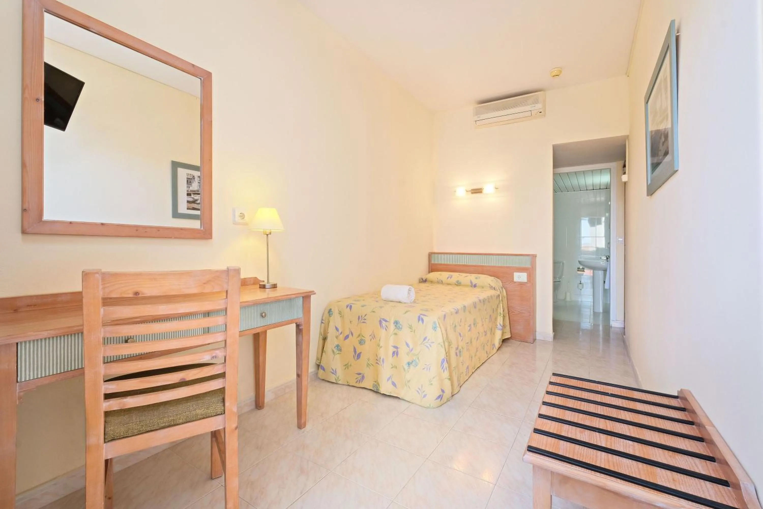 Photo of the whole room, Bed in azuLine Hotel Pacific