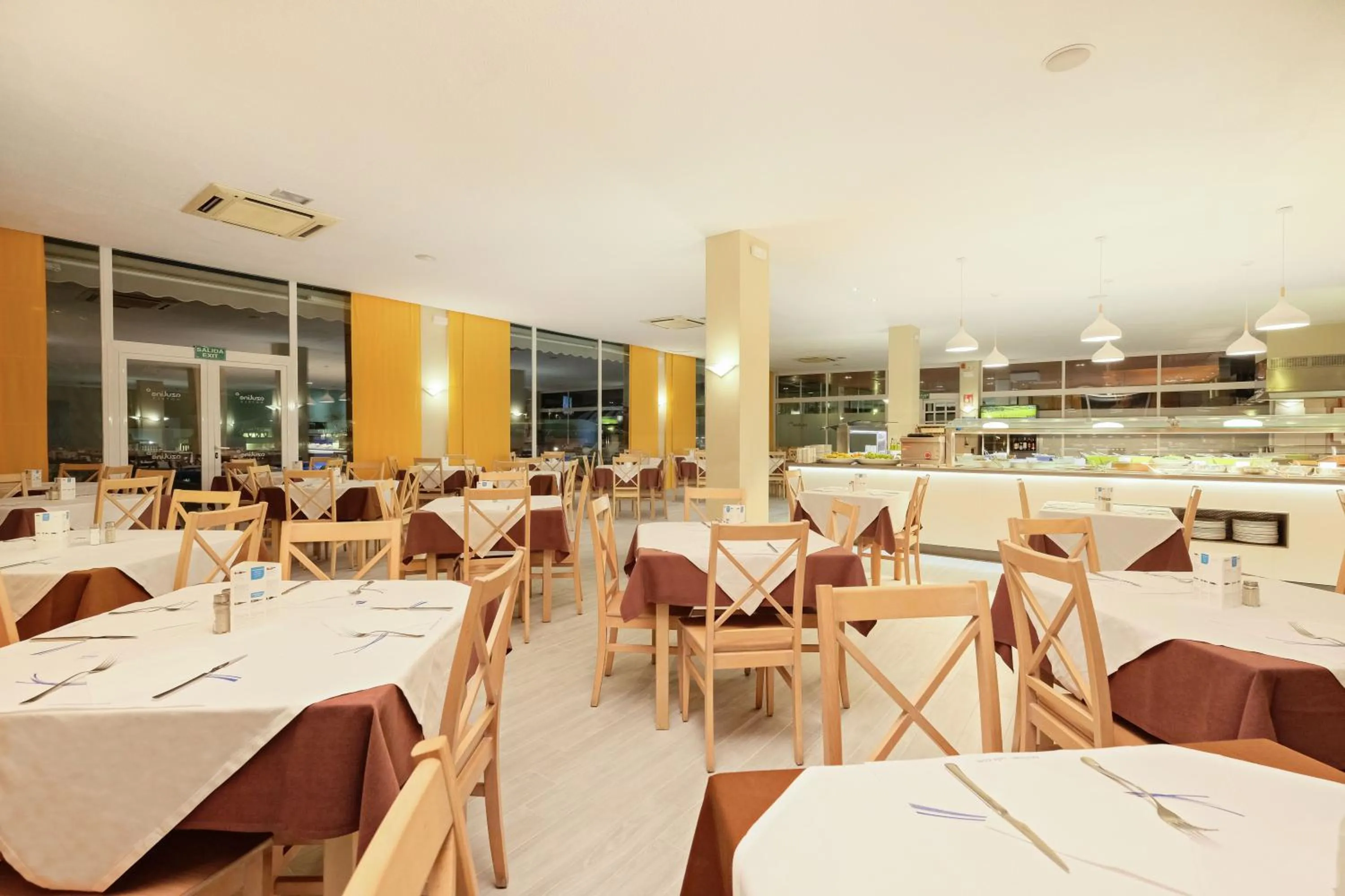 Restaurant/places to eat in azuLine Hotel Pacific