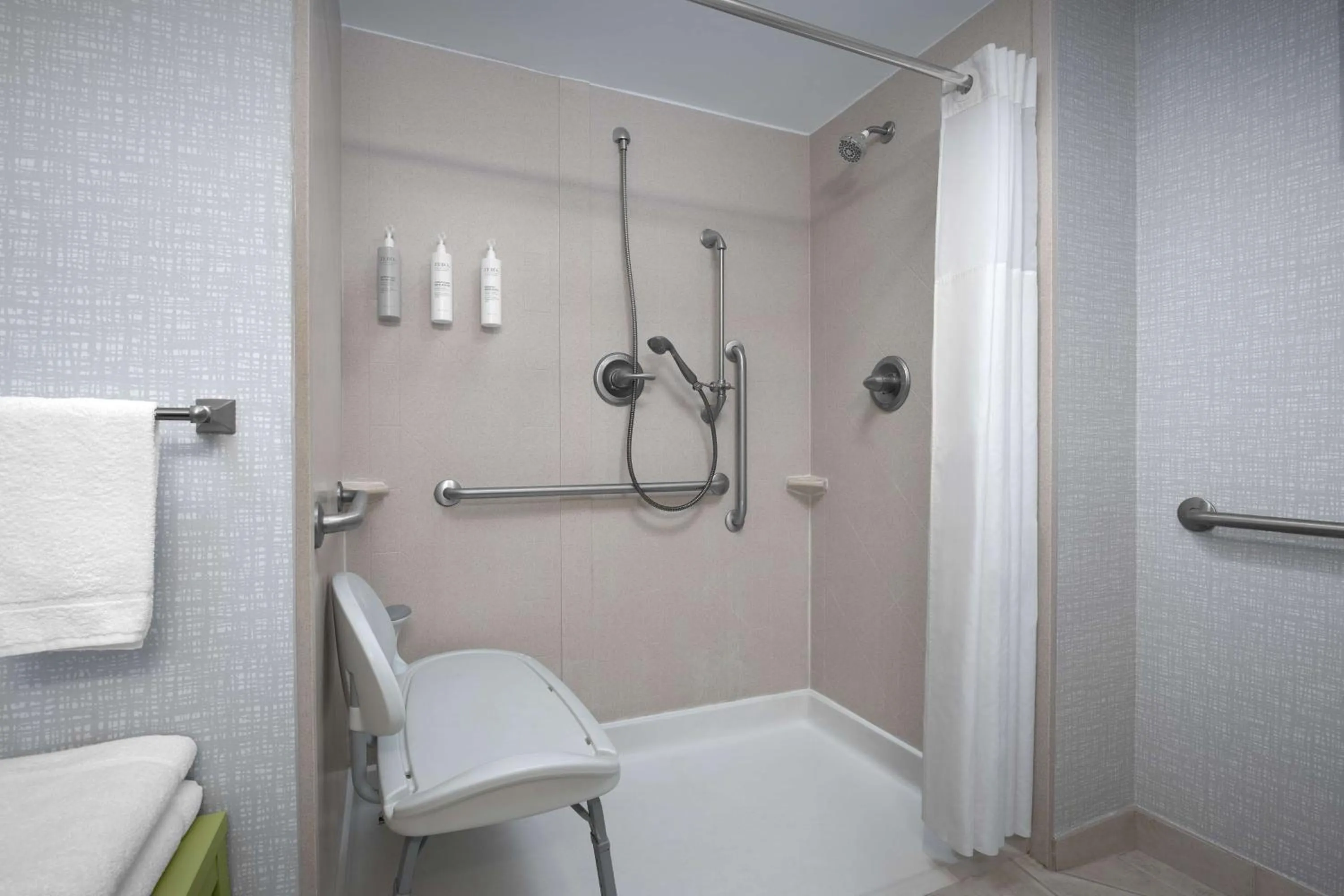 Bathroom in Hampton Inn Statesboro