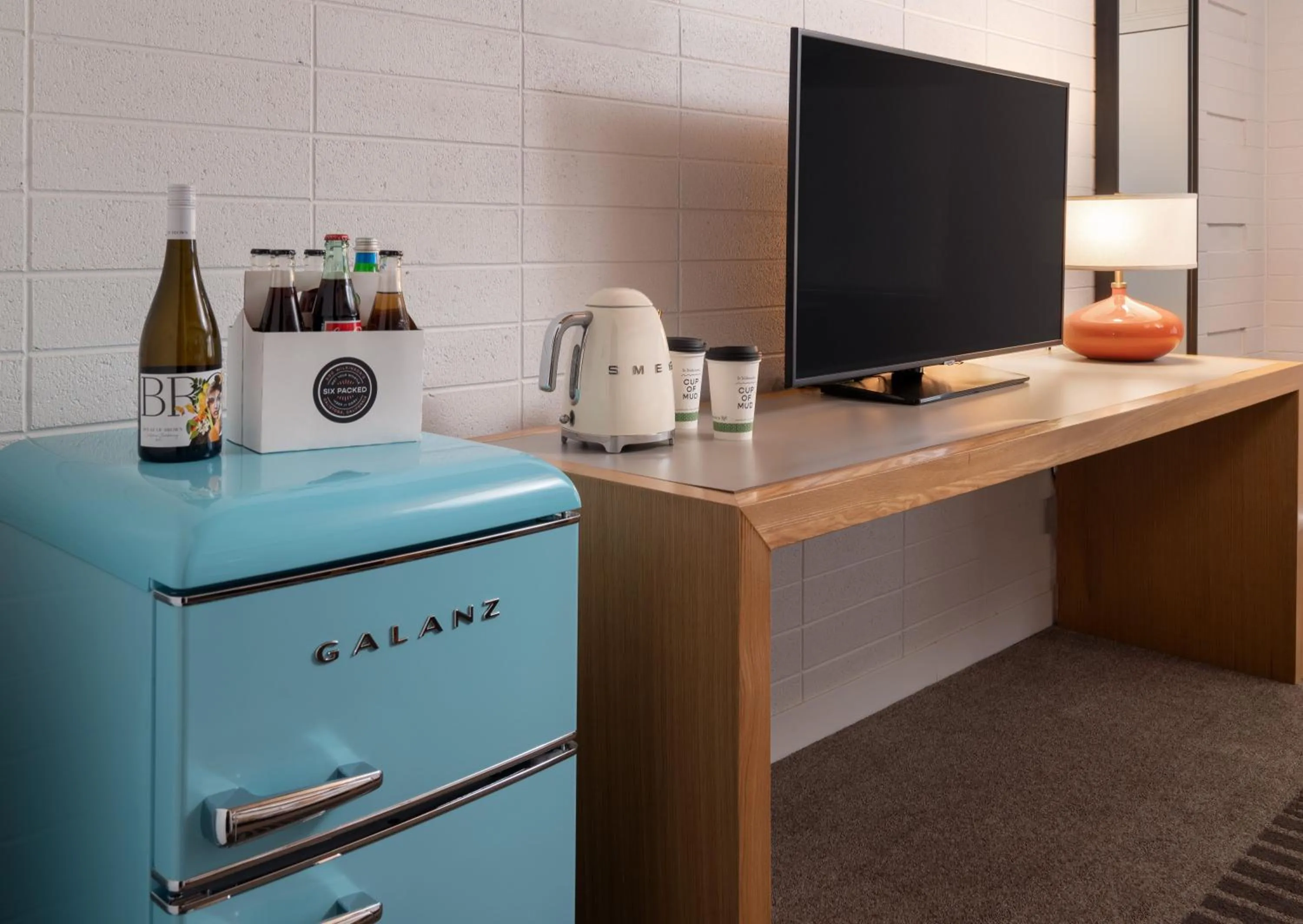 TV and multimedia in Dr Wilkinsons Backyard Resort and Mineral Springs a Member of Design Hotels