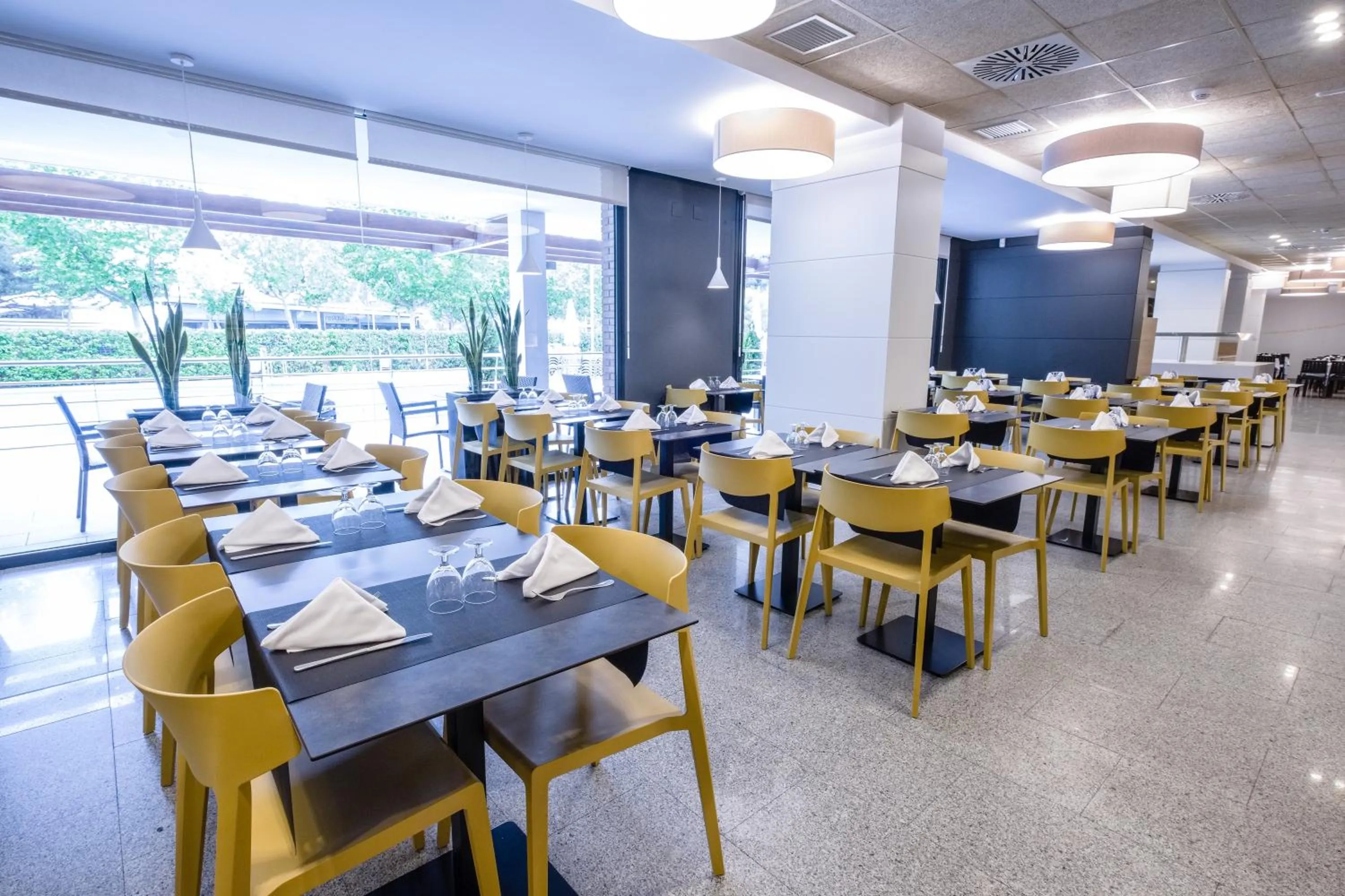 Restaurant/places to eat in Hotel California Garden