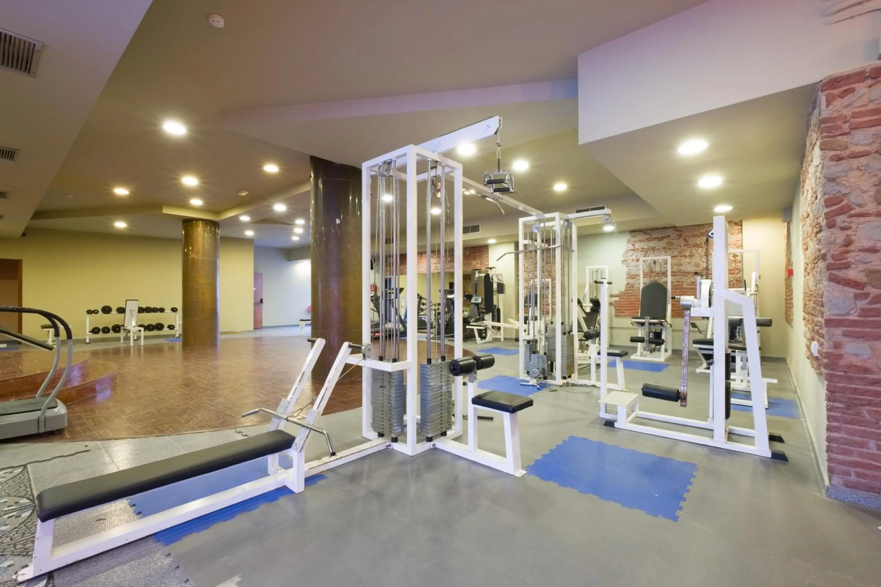 Fitness centre/facilities in Hotel California Garden