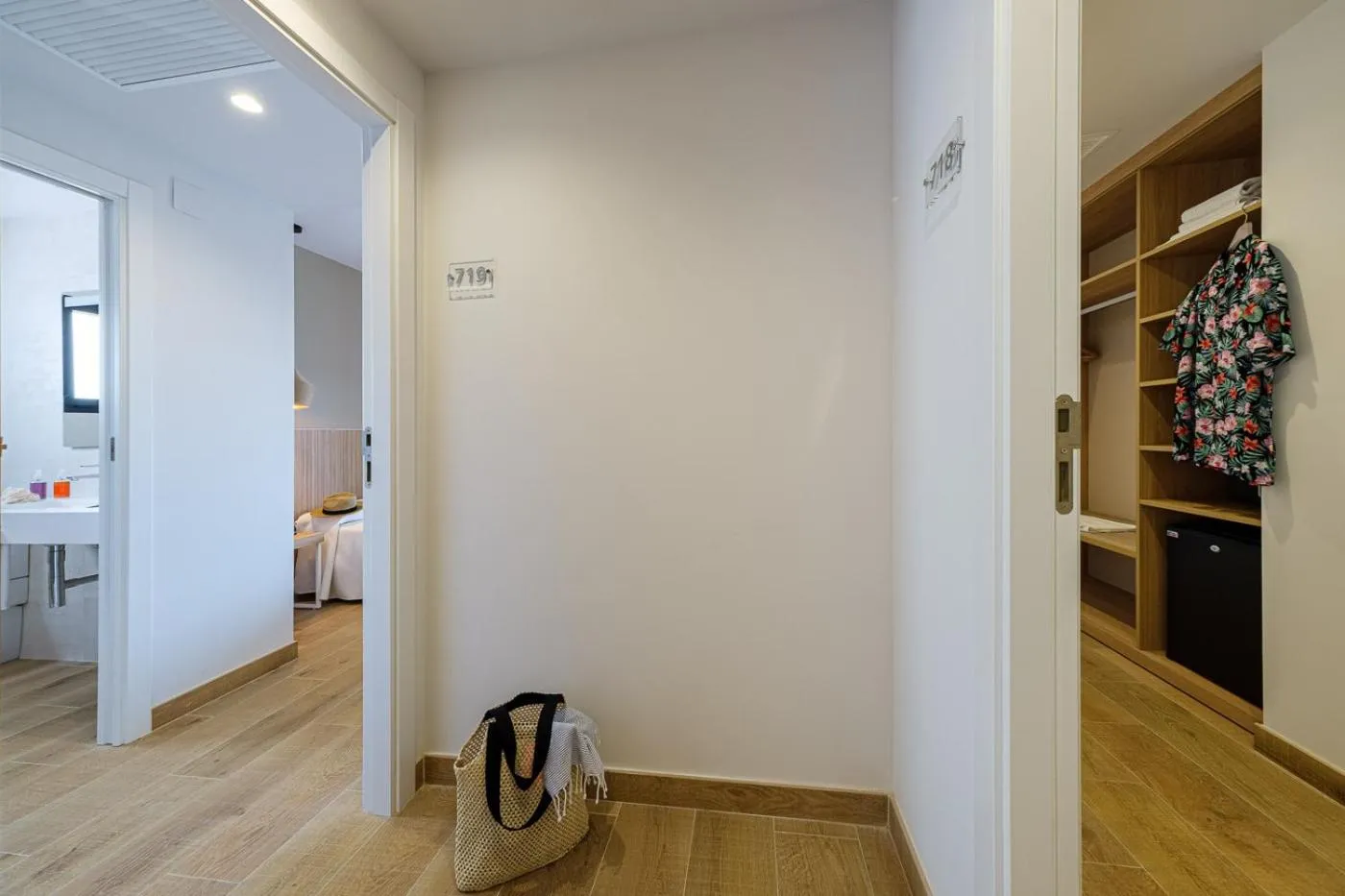 Photo of the whole room in Hotel California Garden