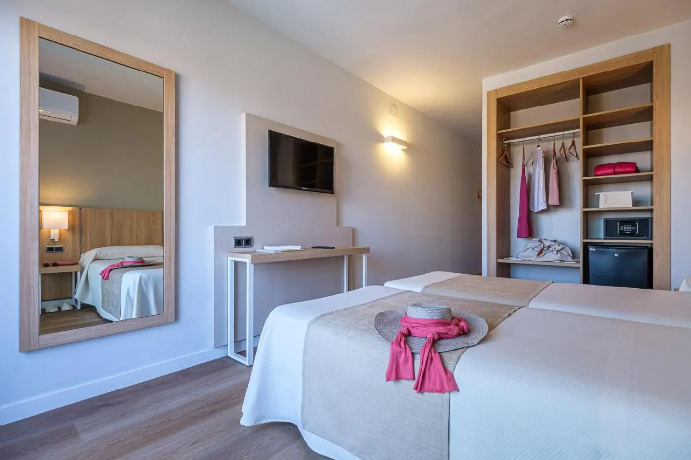 Bed in Hotel California Garden