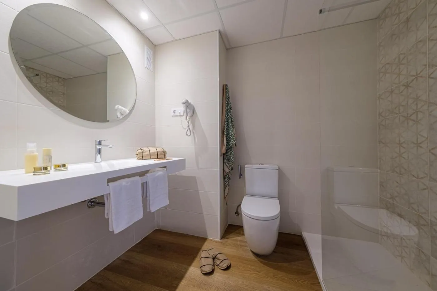 Shower in Hotel California Garden