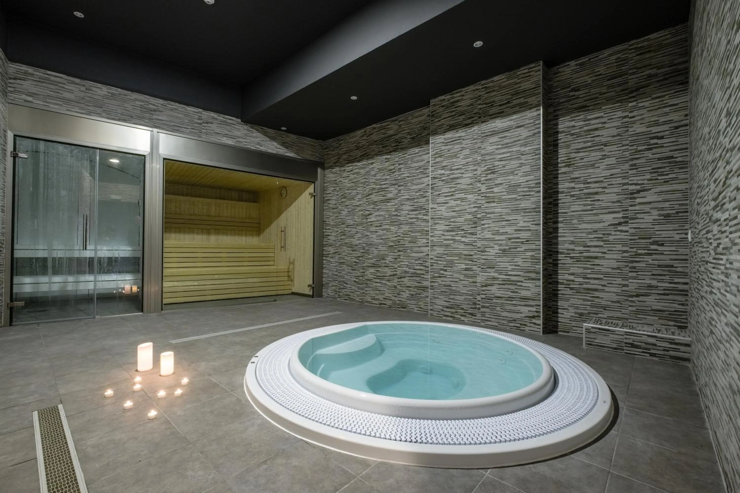 Hot Tub in Hotel California Garden