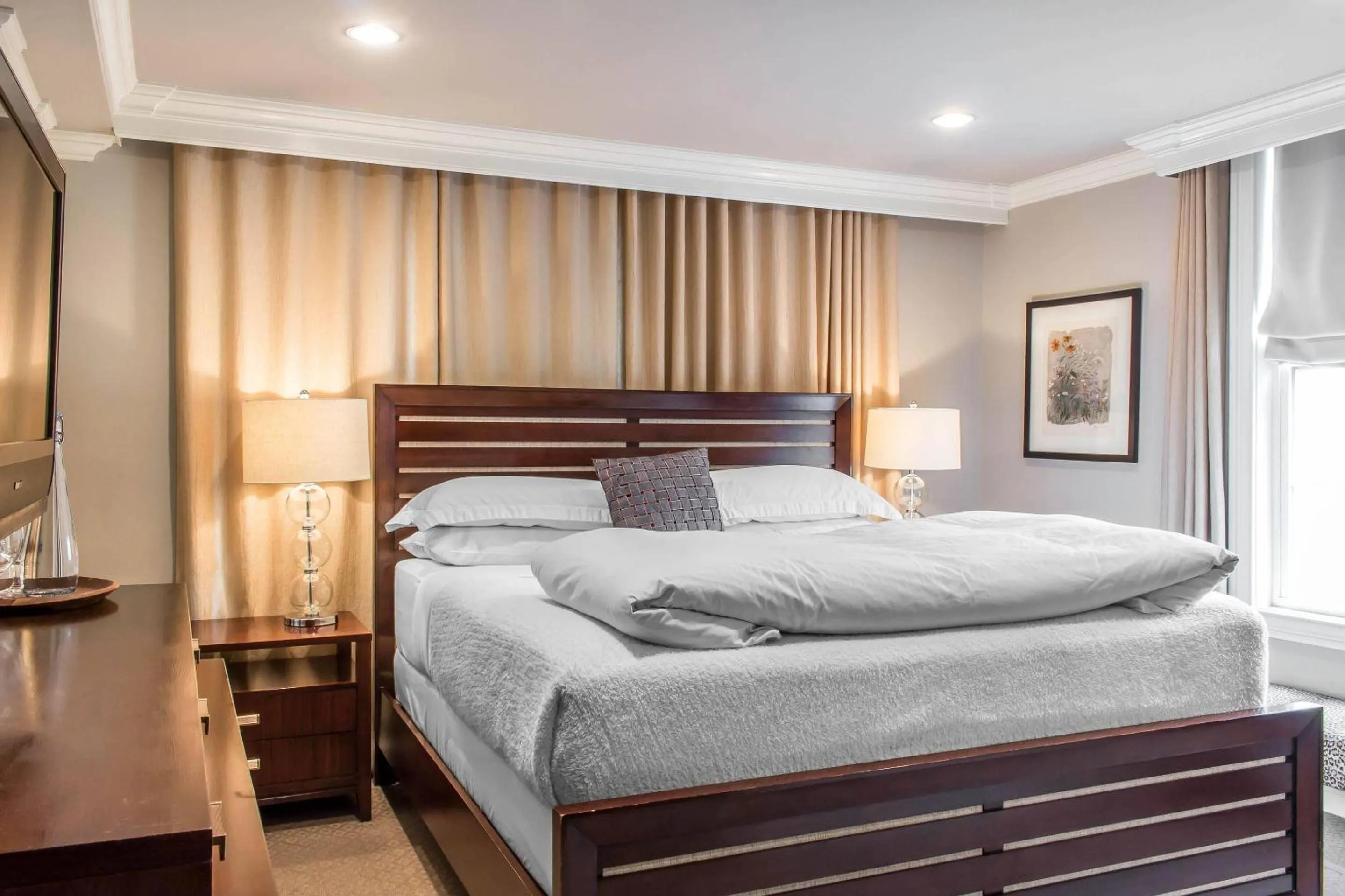 Bedroom, Bed in The Peacock Inn, an Ascend Collection Hotel