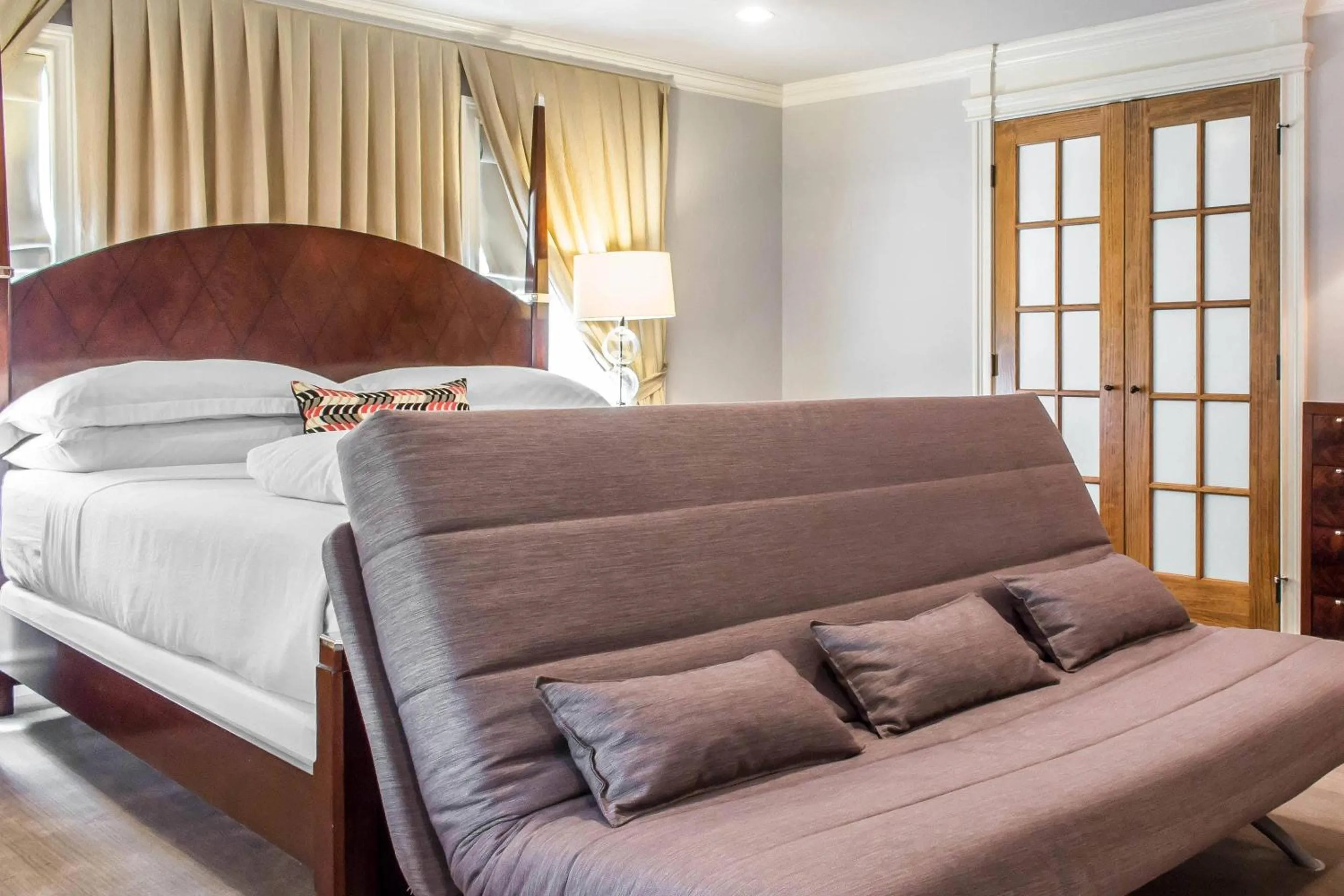 Bedroom, Bed in The Peacock Inn, an Ascend Collection Hotel