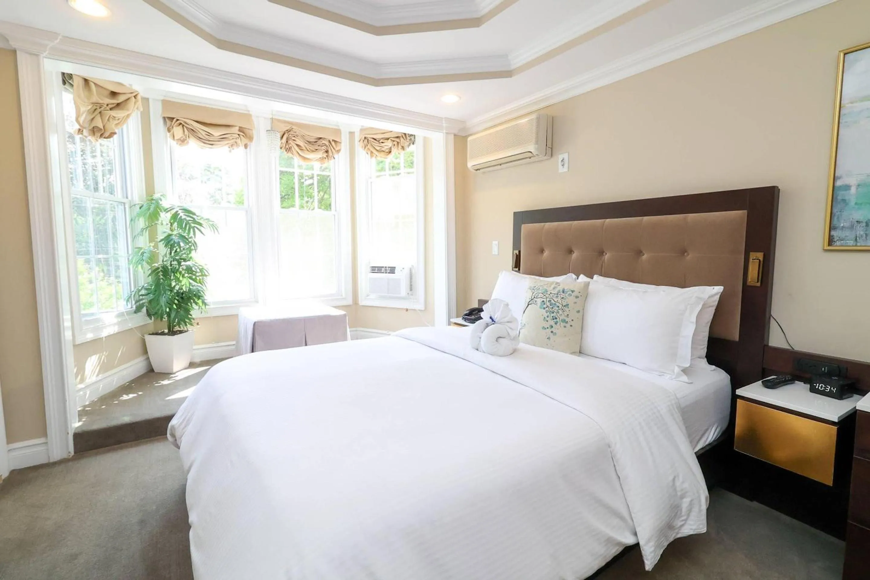 Bedroom, Bed in The Peacock Inn, an Ascend Collection Hotel