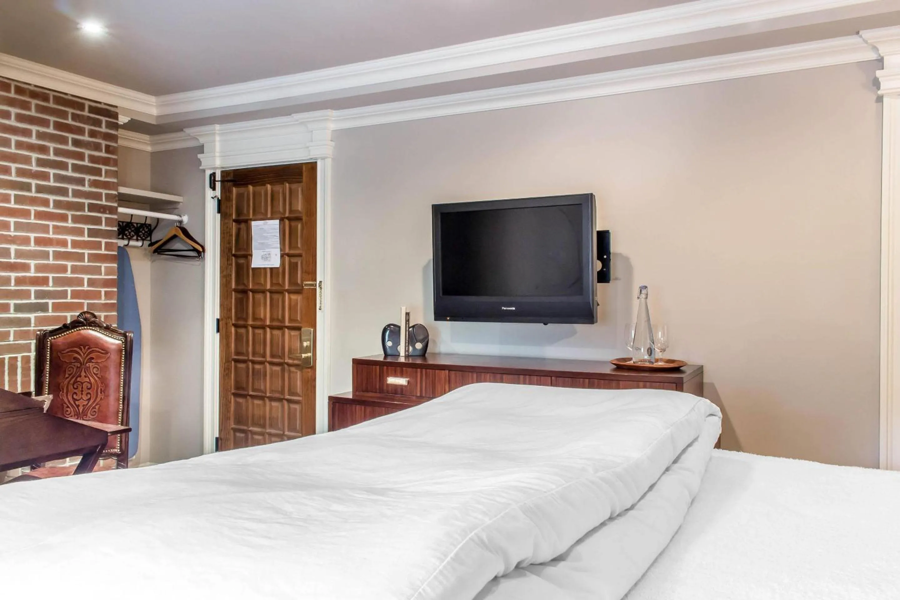 Bedroom, Bed in The Peacock Inn, an Ascend Collection Hotel