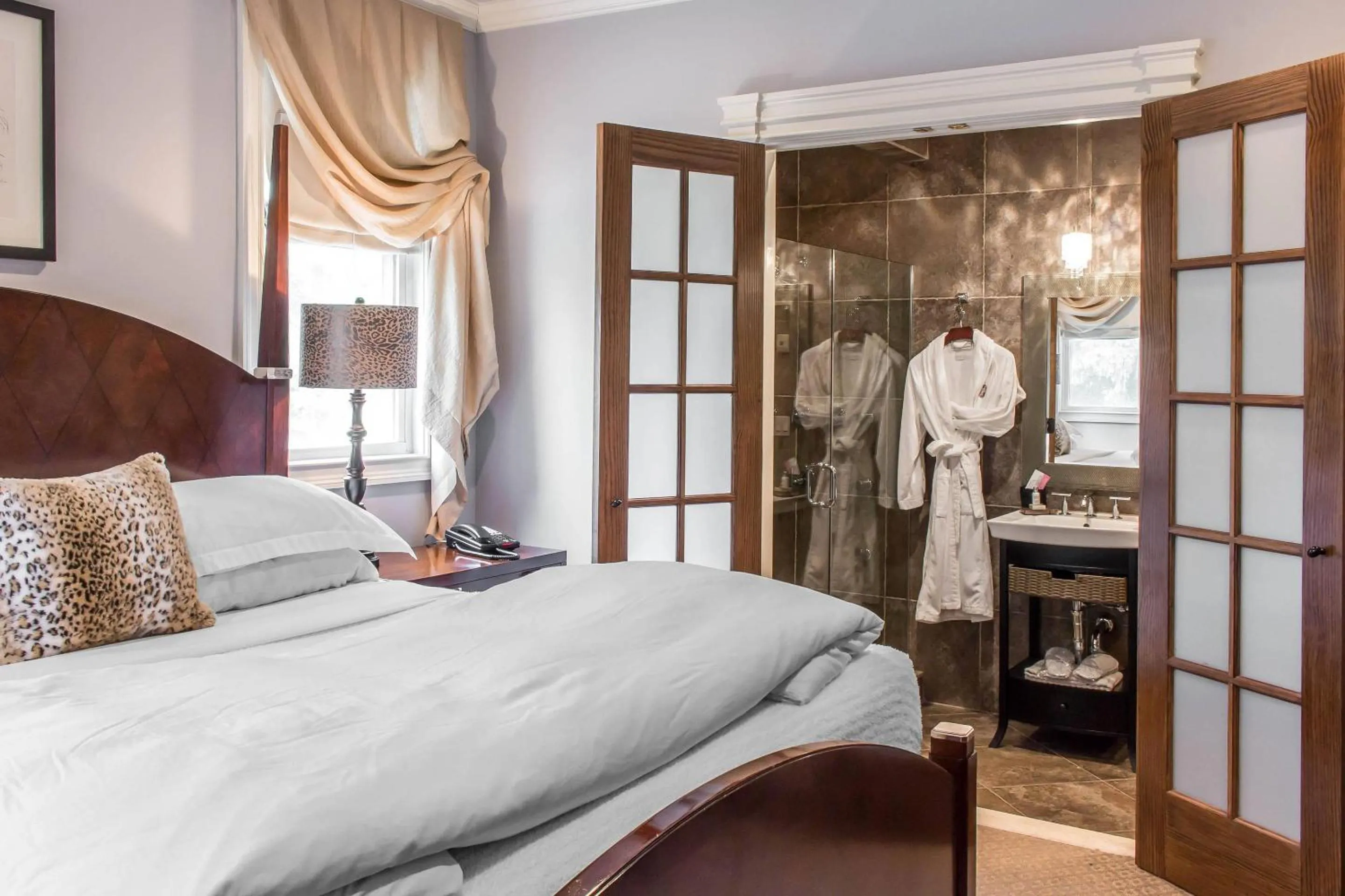 Bedroom, Bed in The Peacock Inn, an Ascend Collection Hotel