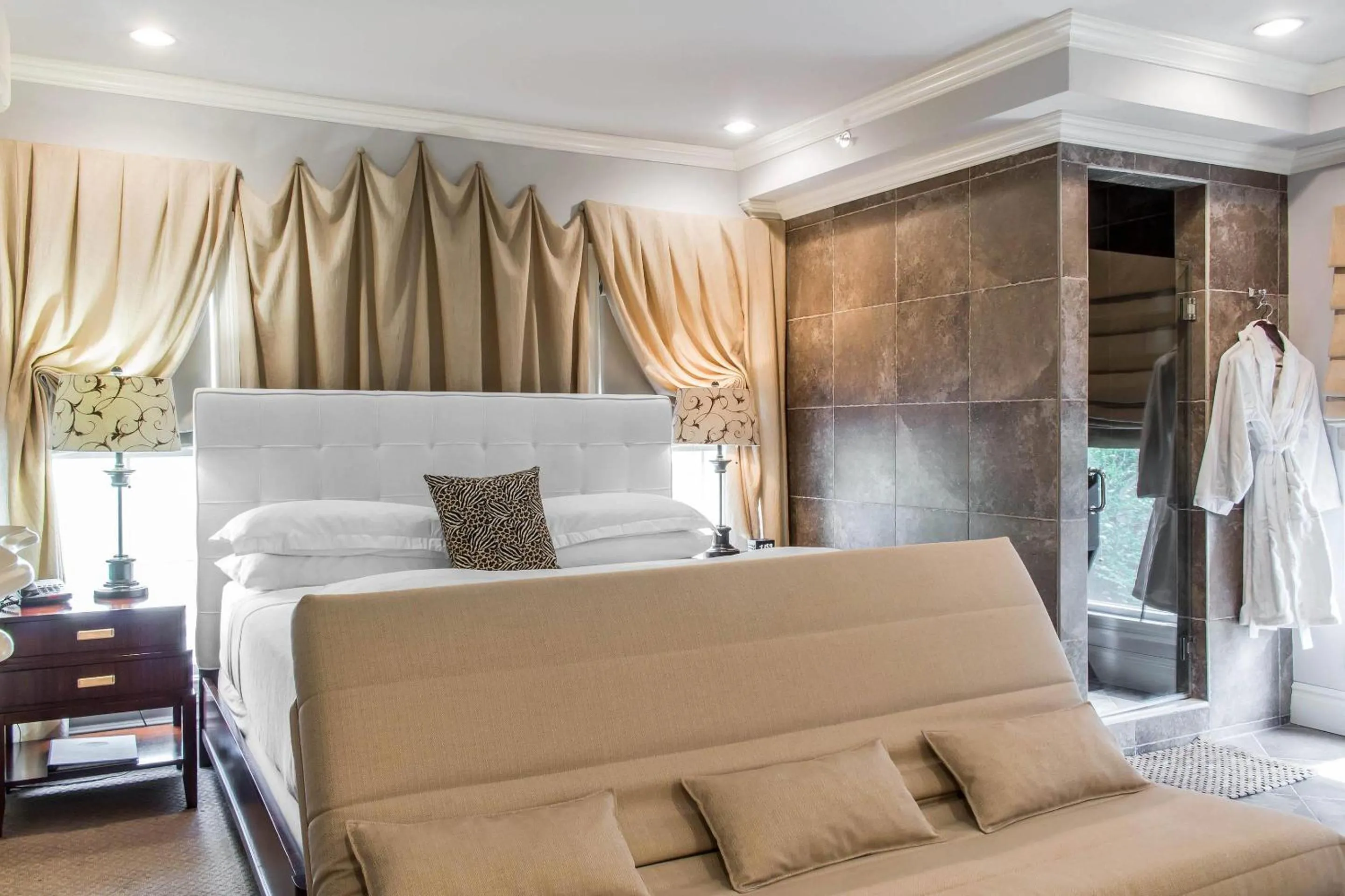 Bedroom, Bed in The Peacock Inn, an Ascend Collection Hotel