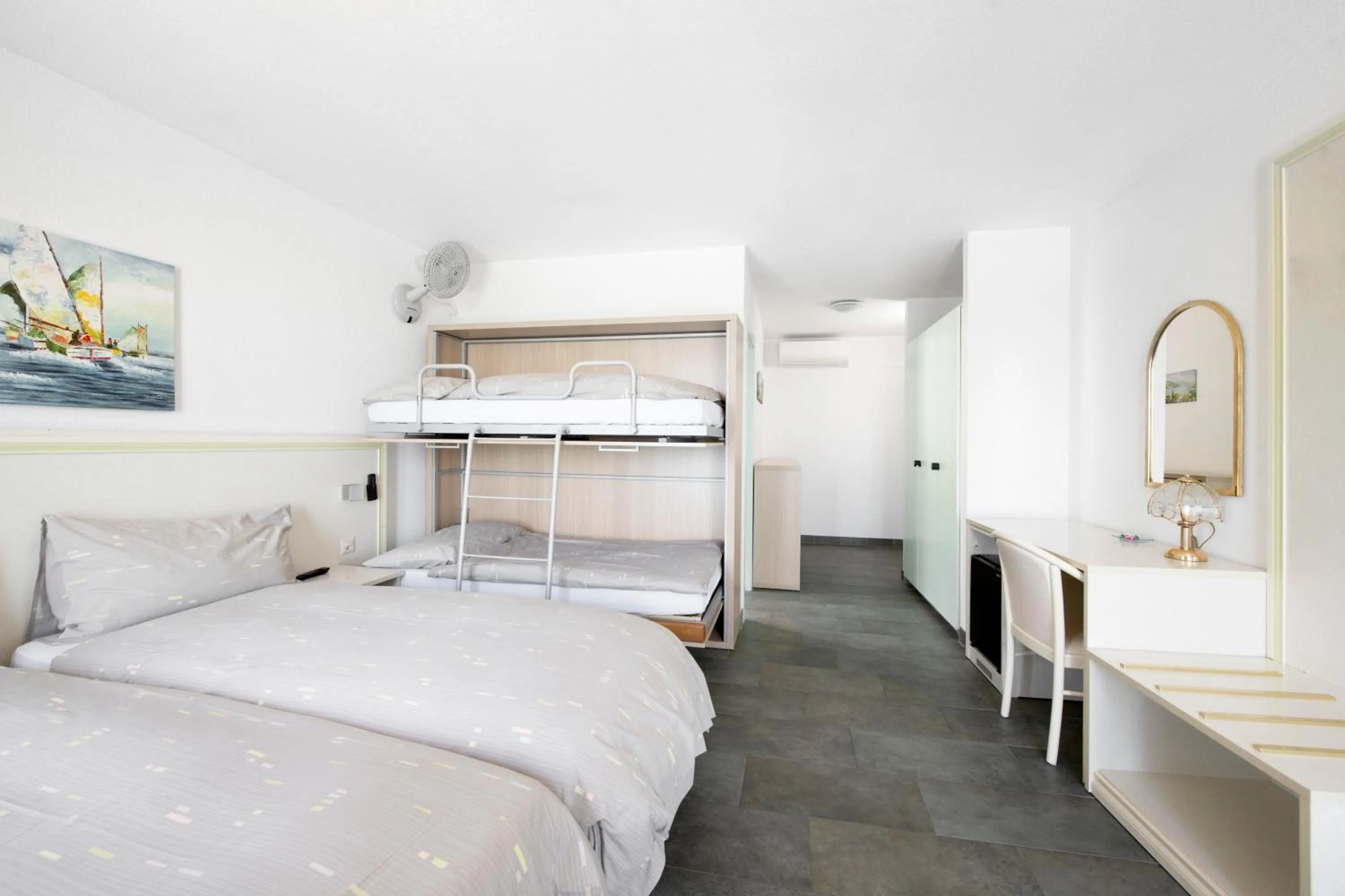 Bed in Hôtel du Port