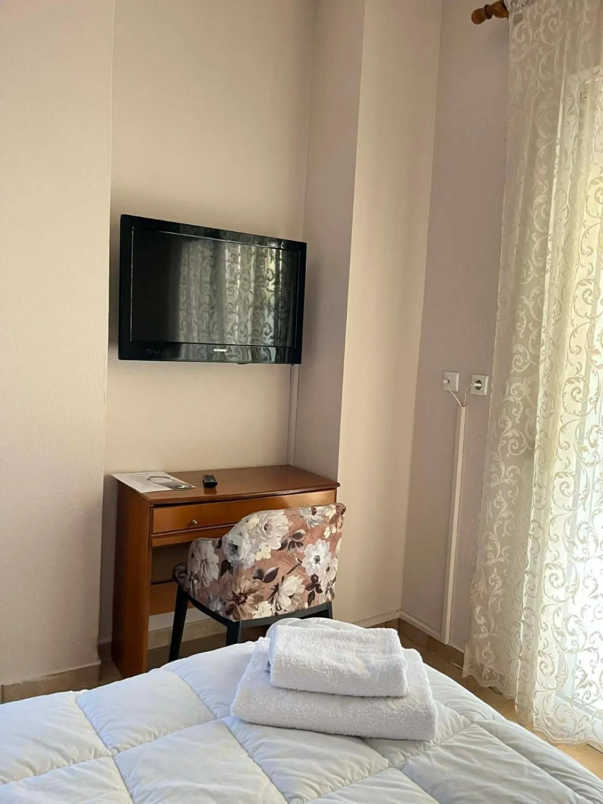 TV and multimedia, Bed in Drosia Hotel