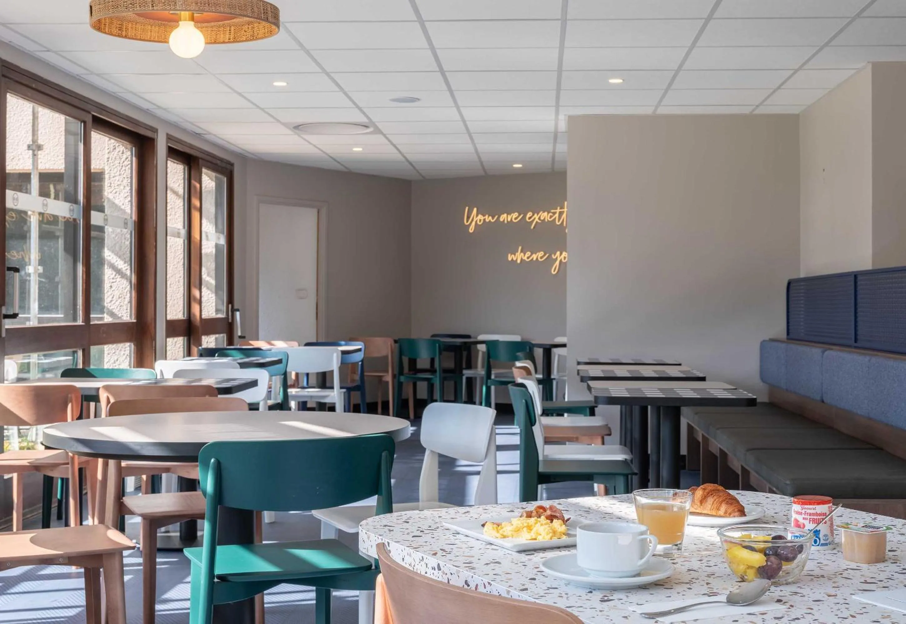 Dining area in B&B HOTEL Saint-Pierre-en-Faucigny Bonneville