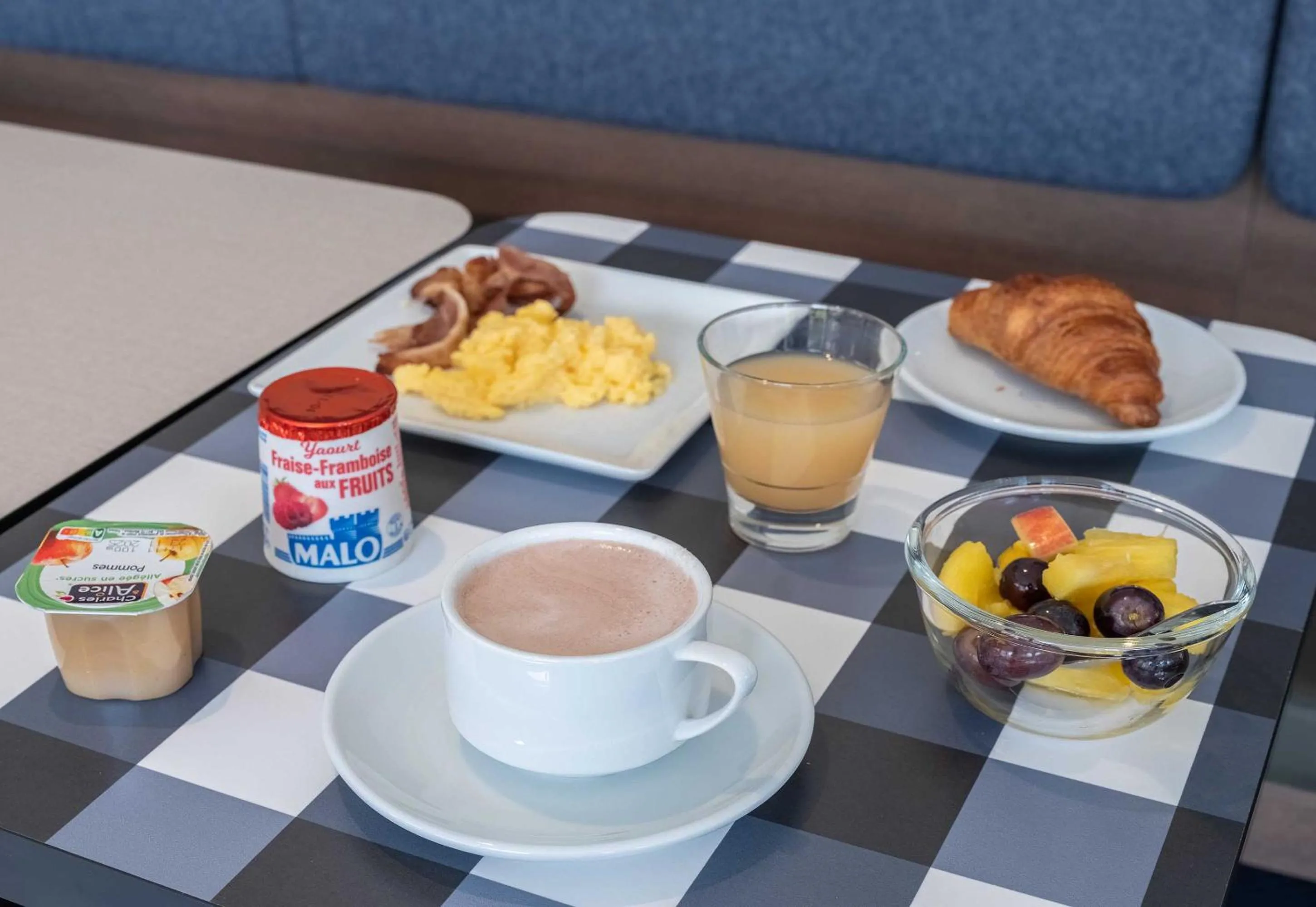 Continental breakfast in B&B HOTEL Saint-Pierre-en-Faucigny Bonneville