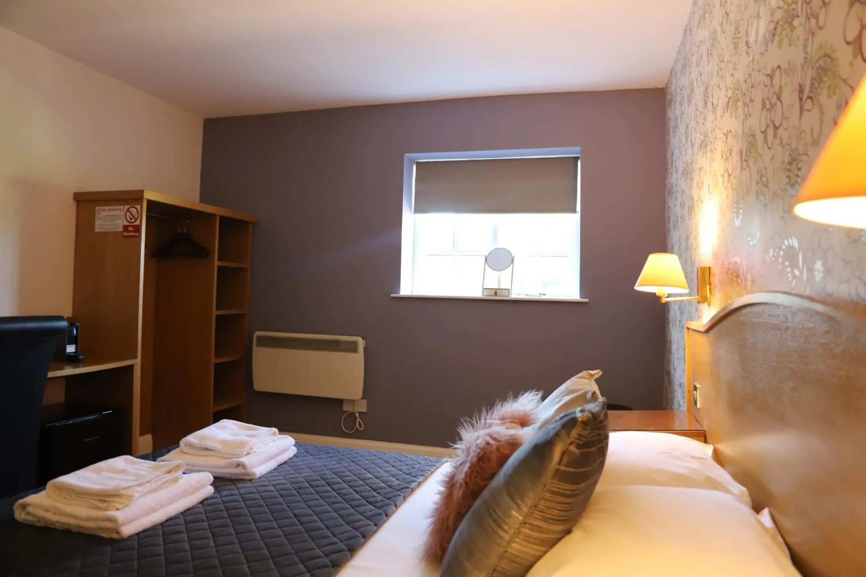 Double Room in The Red Lion & Cellar Room, Betchworth Double Room in The Red Lion & Cellar Room, Betchworth