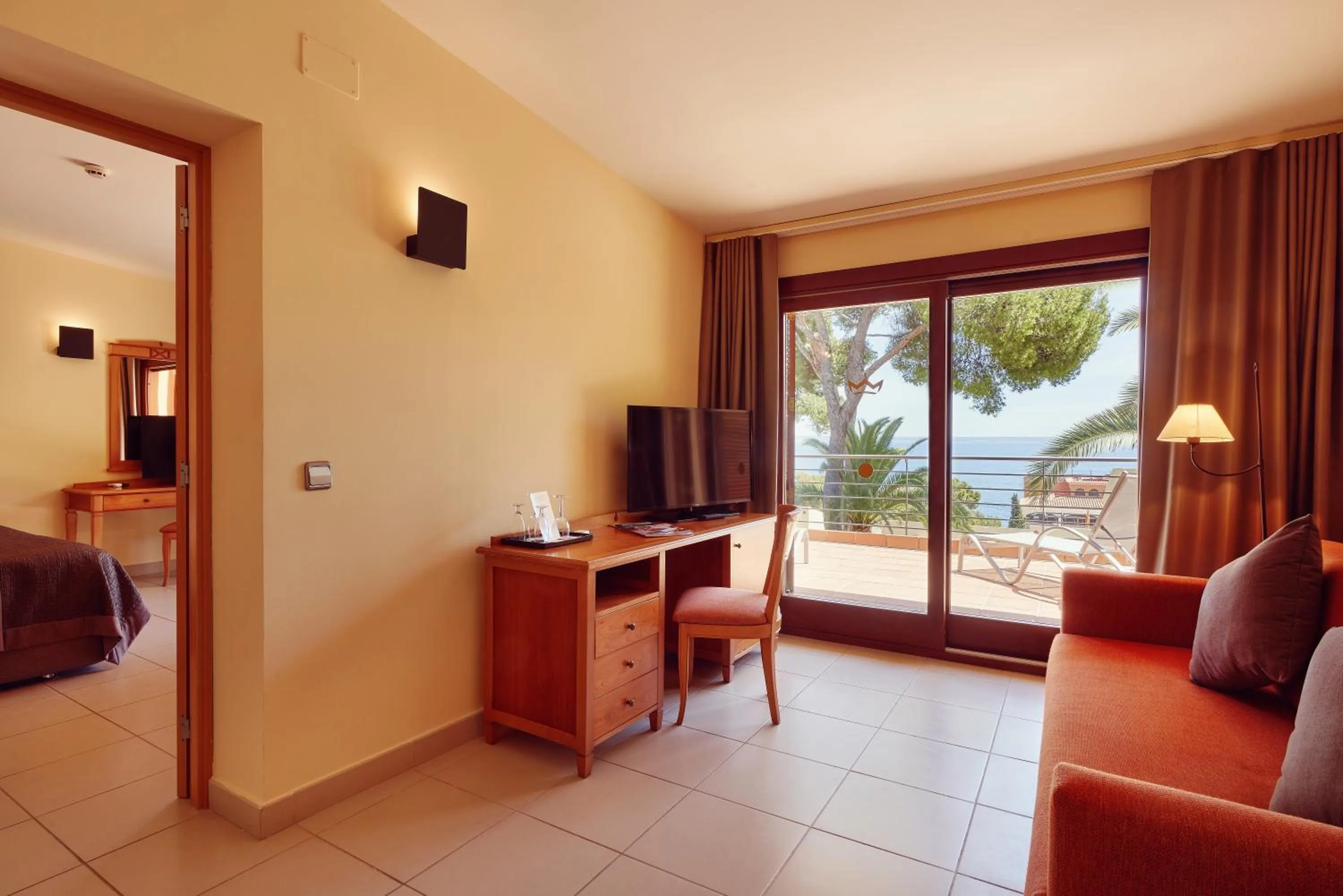 Communal lounge/ TV room in Bonanza Park Hotel by Olivia Hotels Collection