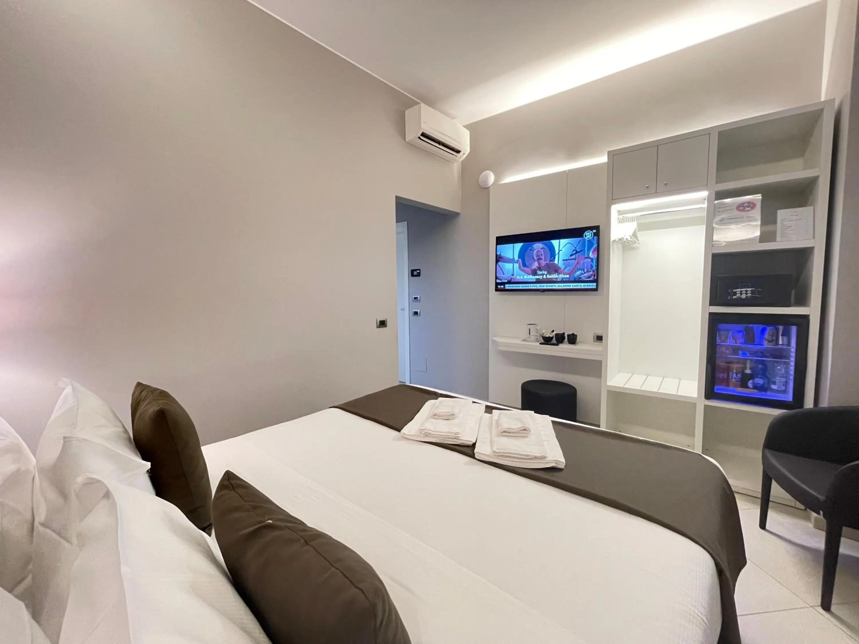 TV and multimedia, Bed in ETNEA STYLE CATANIA LUXURY ROOMS
