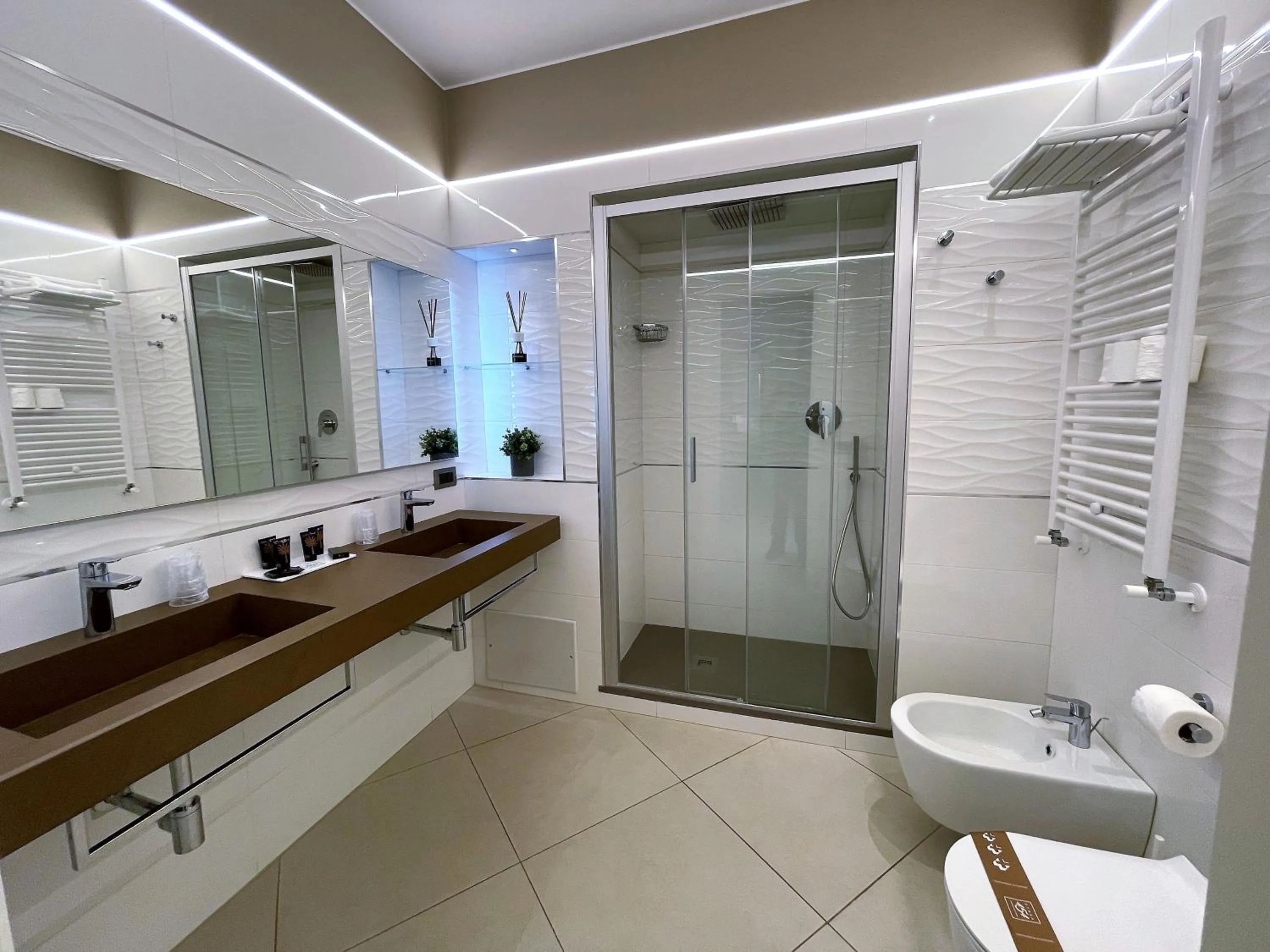 Shower in ETNEA STYLE CATANIA LUXURY ROOMS