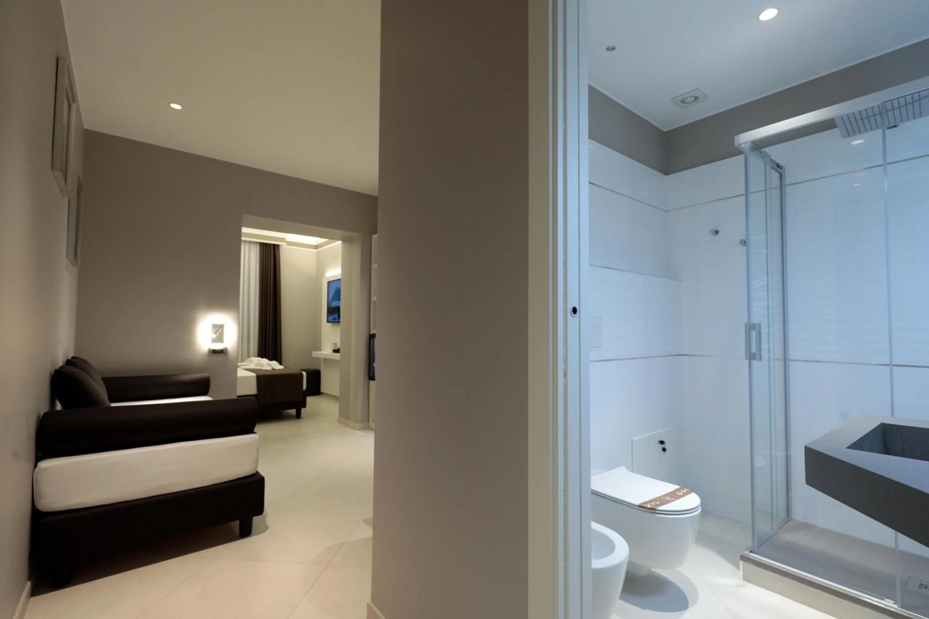 Shower, Bed in ETNEA STYLE CATANIA LUXURY ROOMS