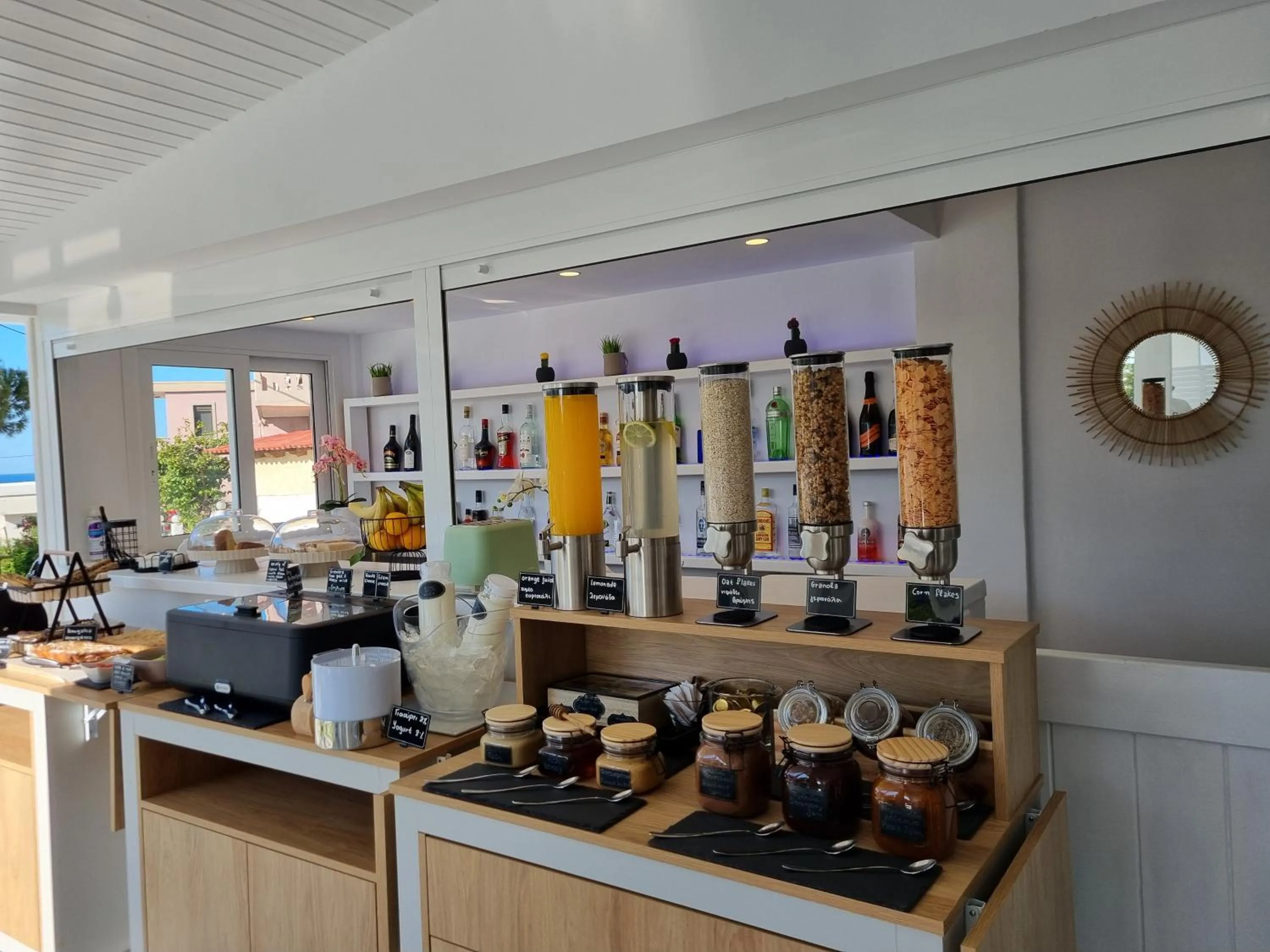 Coffee/tea facilities in Eloque Simple living space