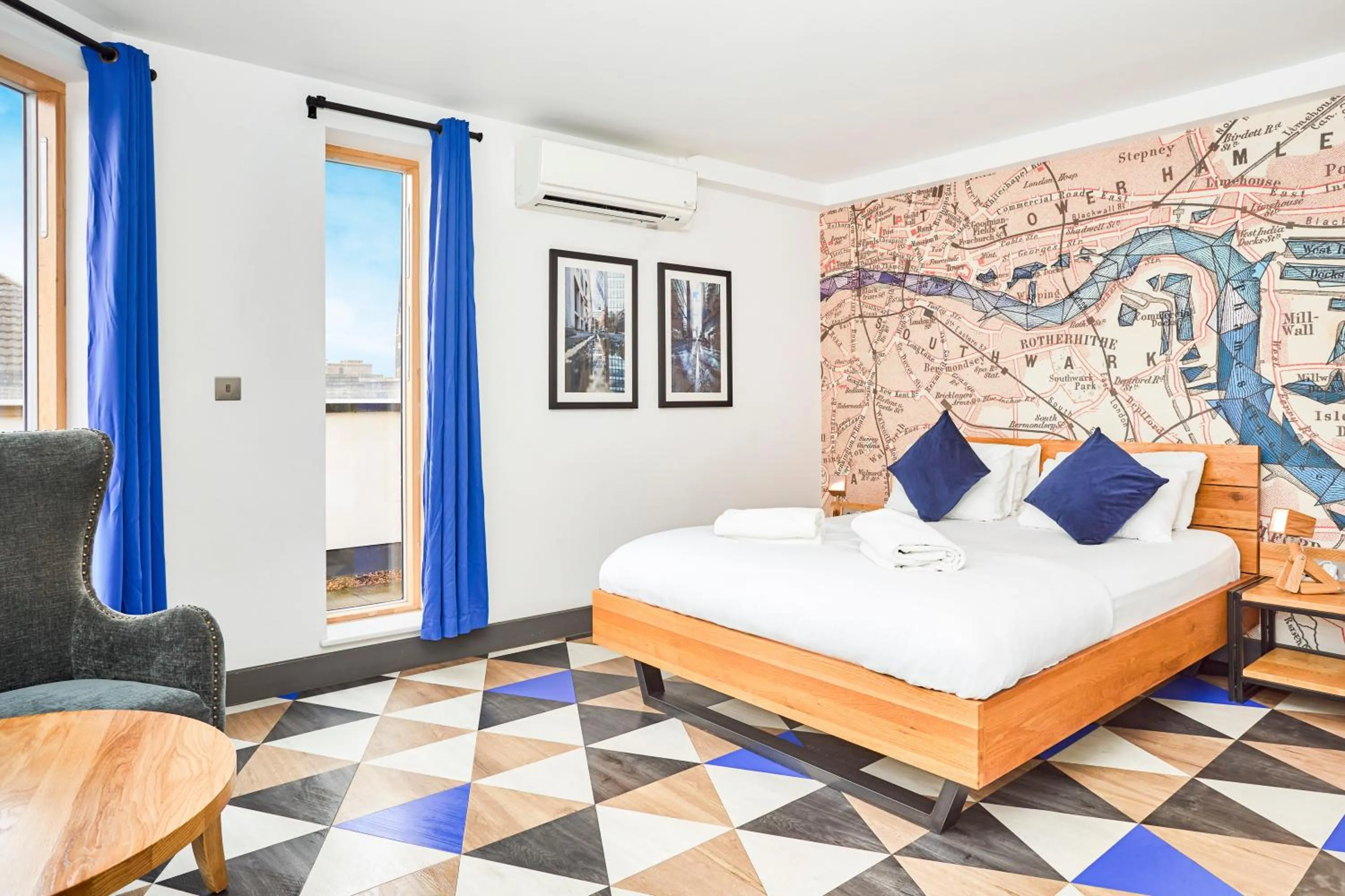 Bedroom, Bed in St Christopher's Inn London Bridge - The Village