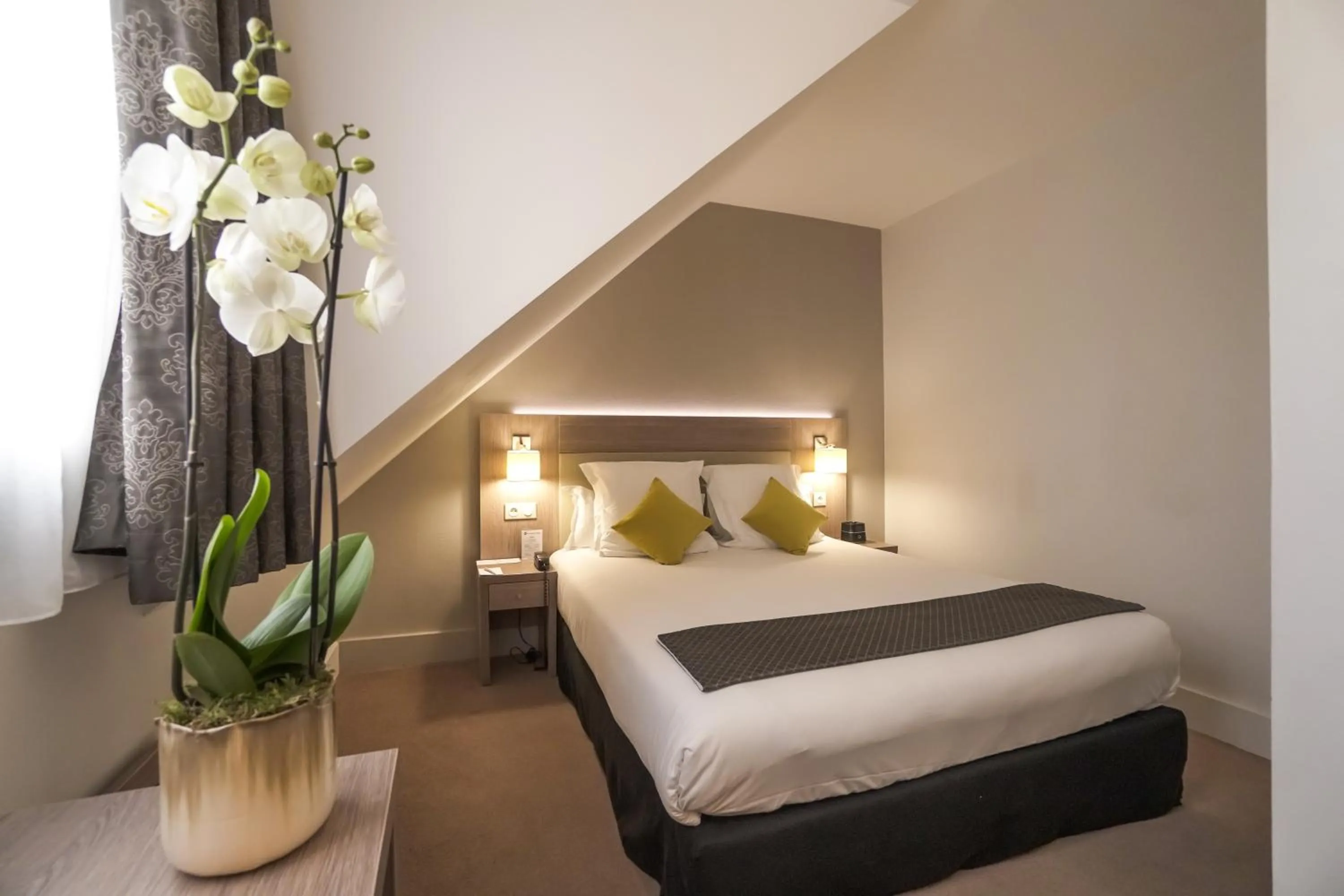 Property building, Bed in Best Western Plus Hotel Du Parc Chantilly