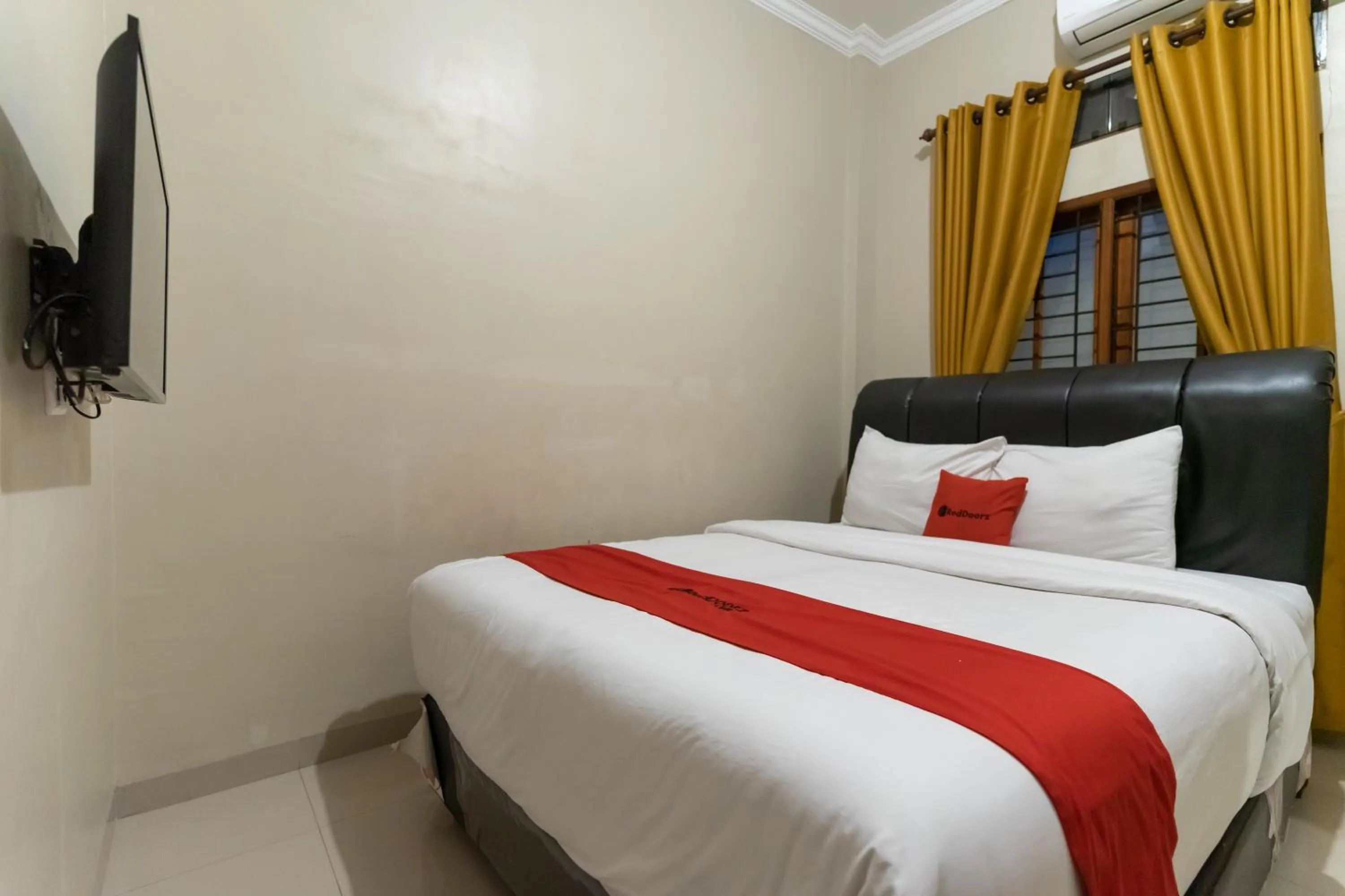 Bed in RedDoorz At Joyce Guest House Medan