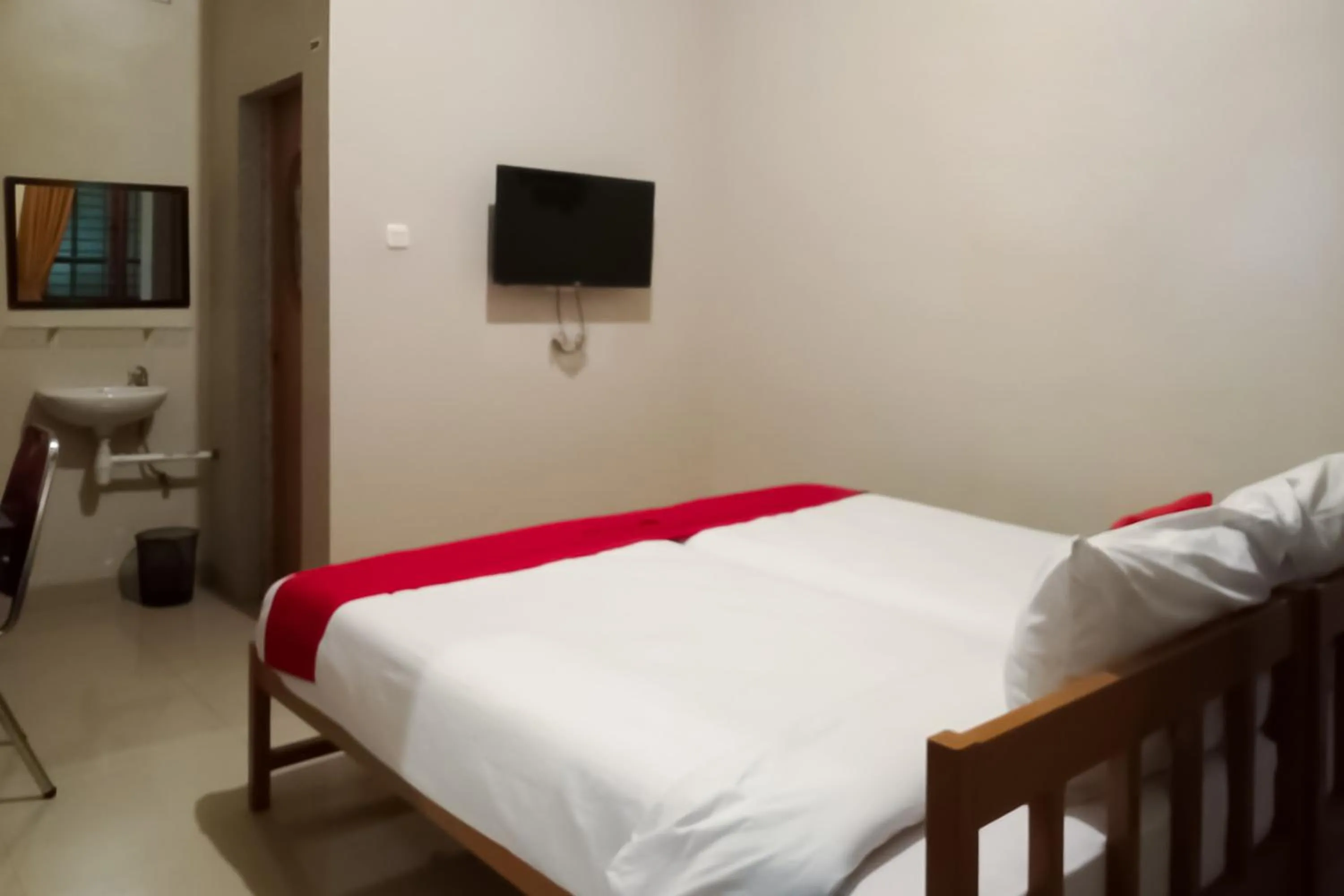 Bed in RedDoorz At Joyce Guest House Medan