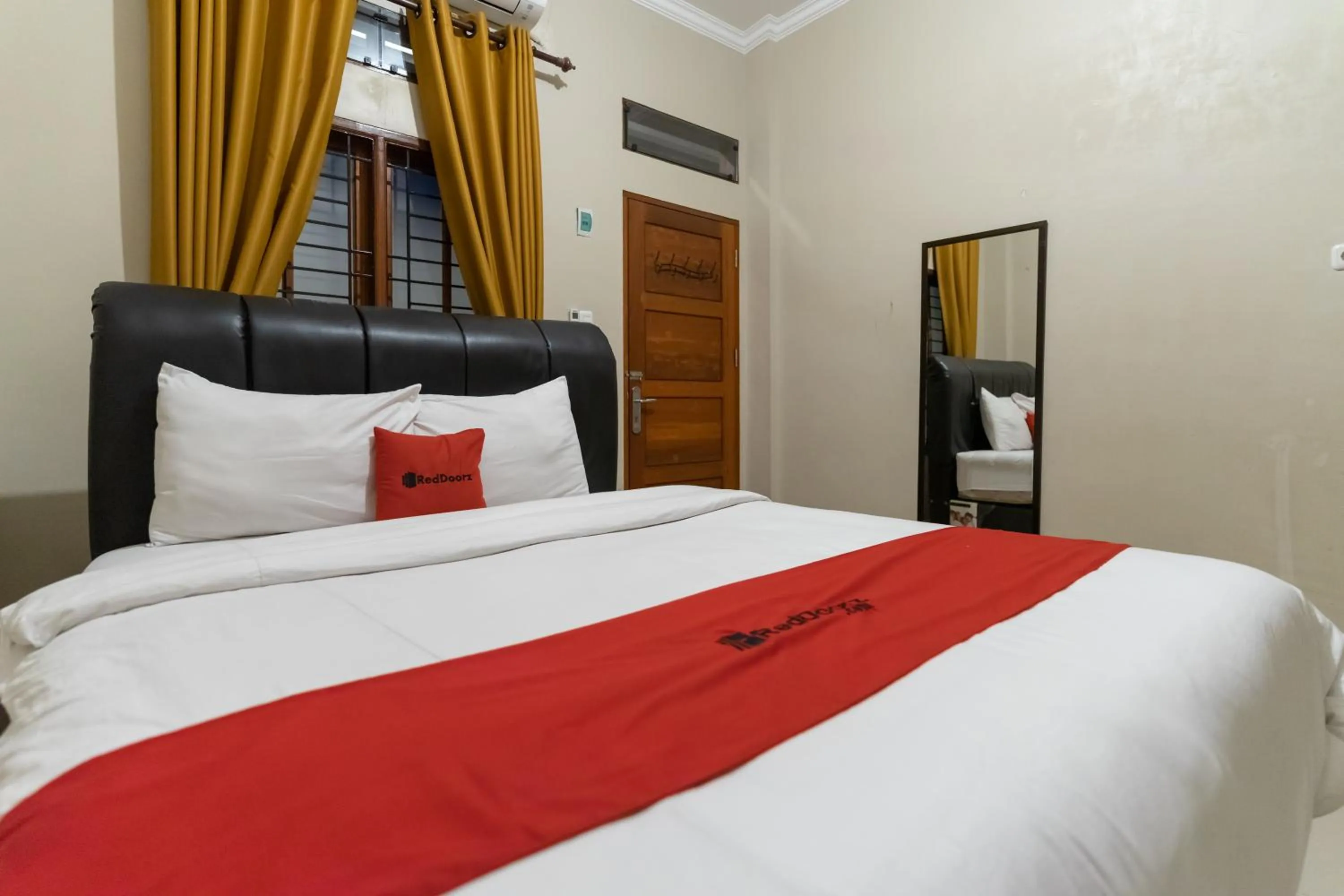 Bed in RedDoorz At Joyce Guest House Medan